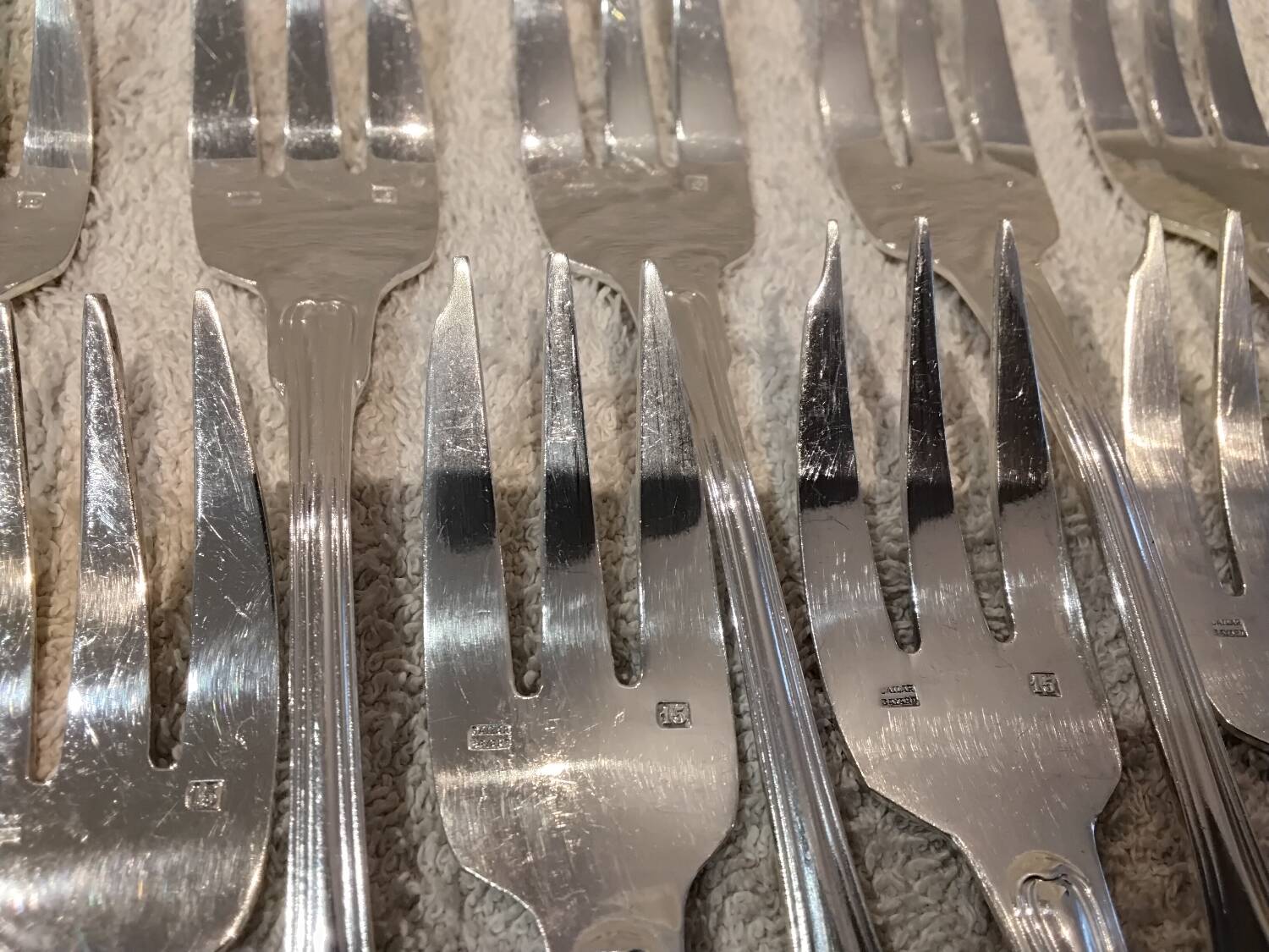 12 fourchettes à gateaux métal argenté orfèvre Cailar Bayard coquille