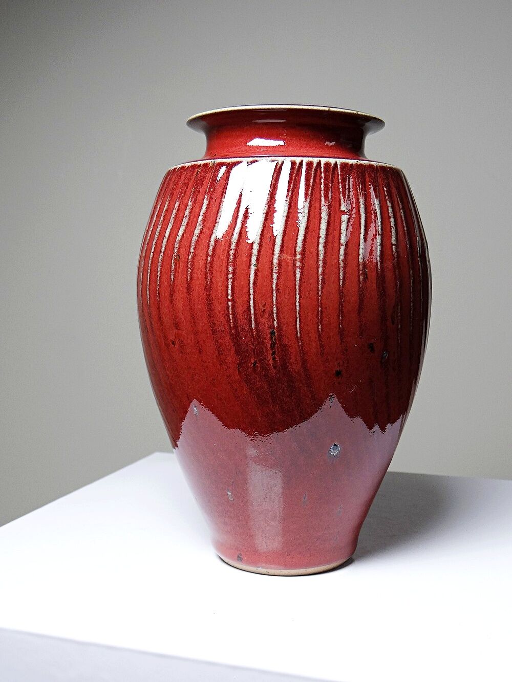 Vase en grès émaillé sang-de-bœuf à côtes, travail d’atelier XXe
