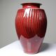 Vase en grès émaillé sang-de-bœuf à côtes, travail d’atelier XXe