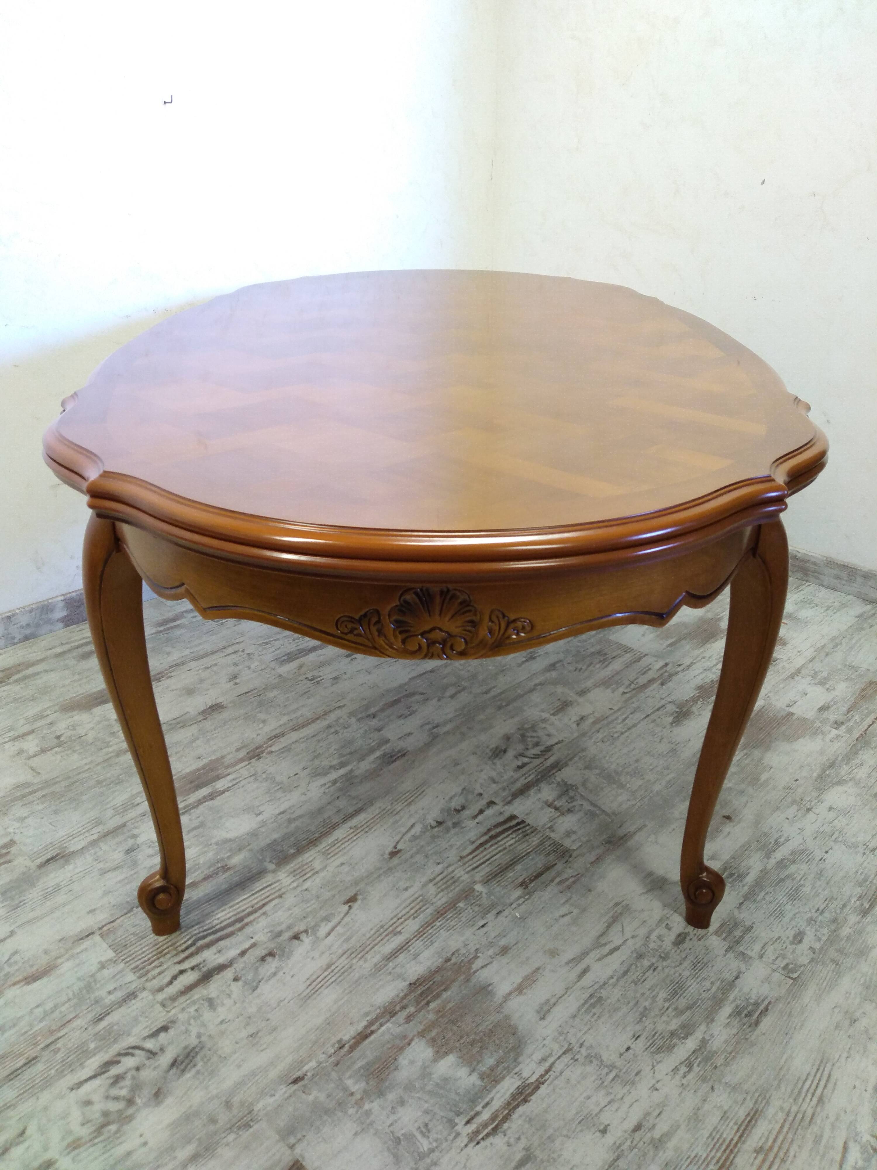 Regency style table with integrated extensions