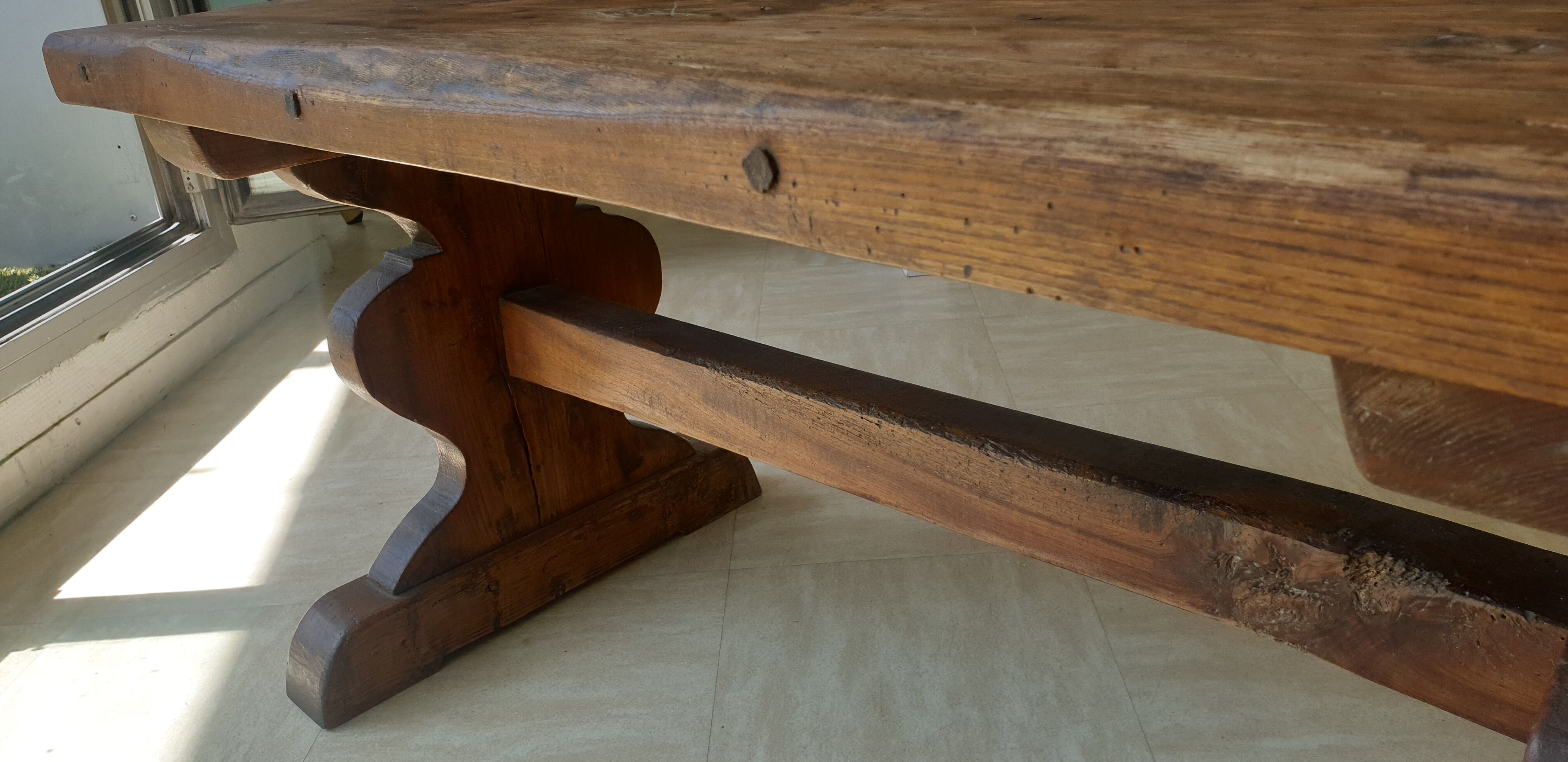 Table basse de monastère