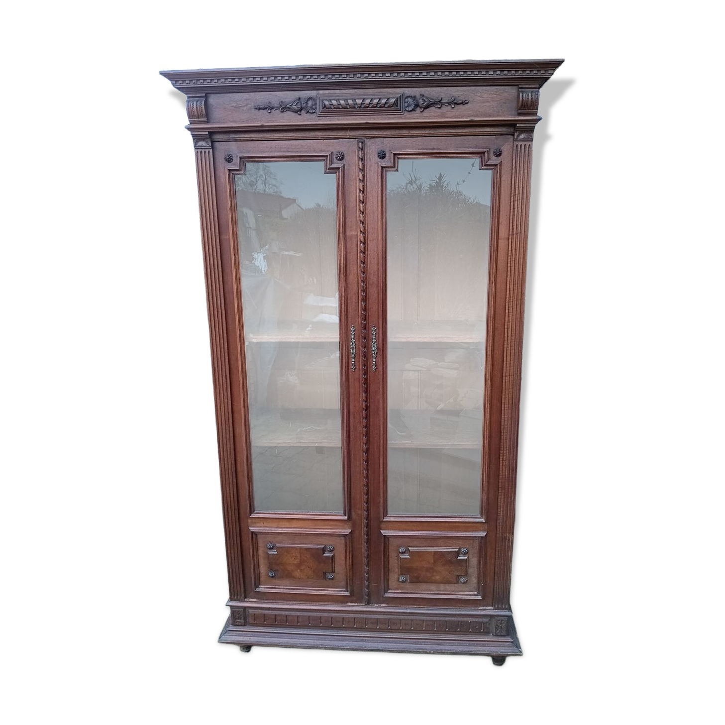 Glass display cabinet/bookshelf