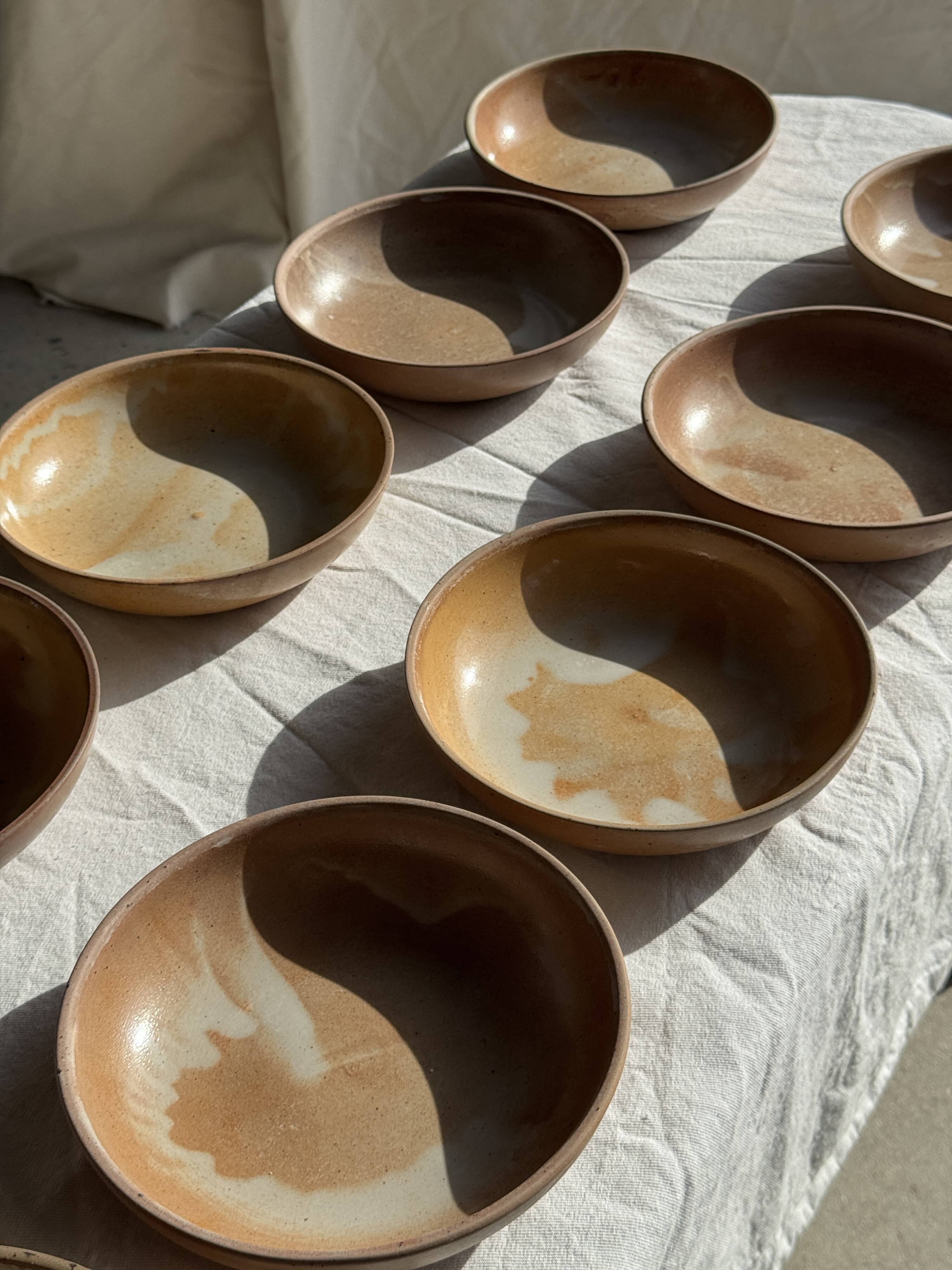 11 assiettes creuses artisanales vintage en grès mat