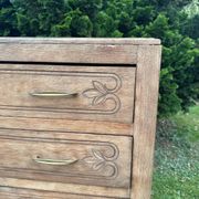 Commode vintage en bois massif sculpté – 4 tiroirs