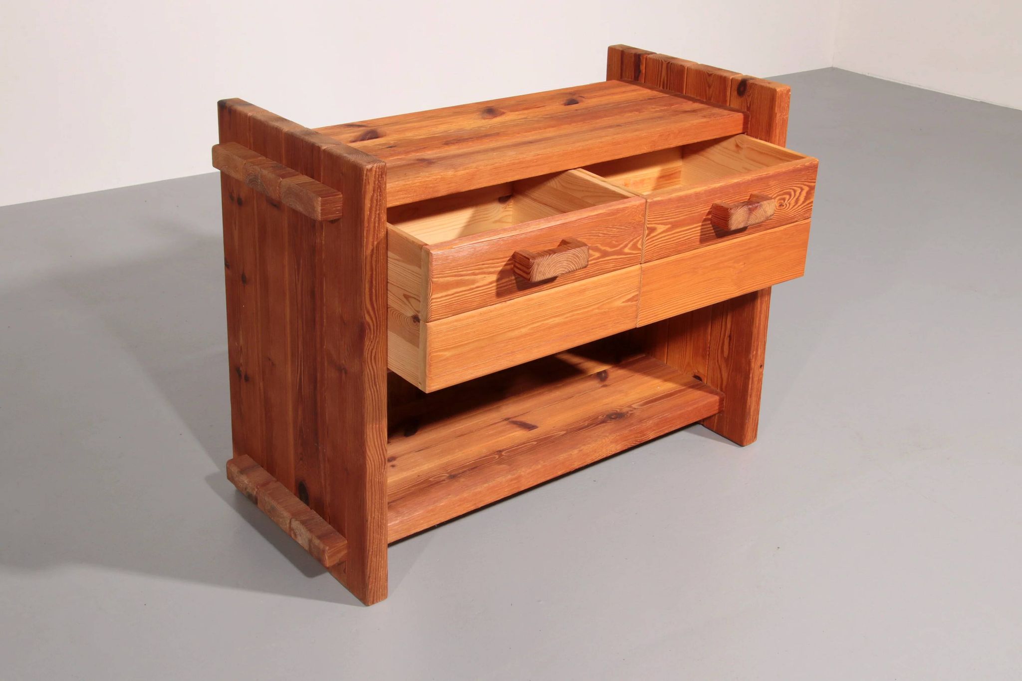 Cabinet en pin brutaliste scandinave par Hans Frydendal