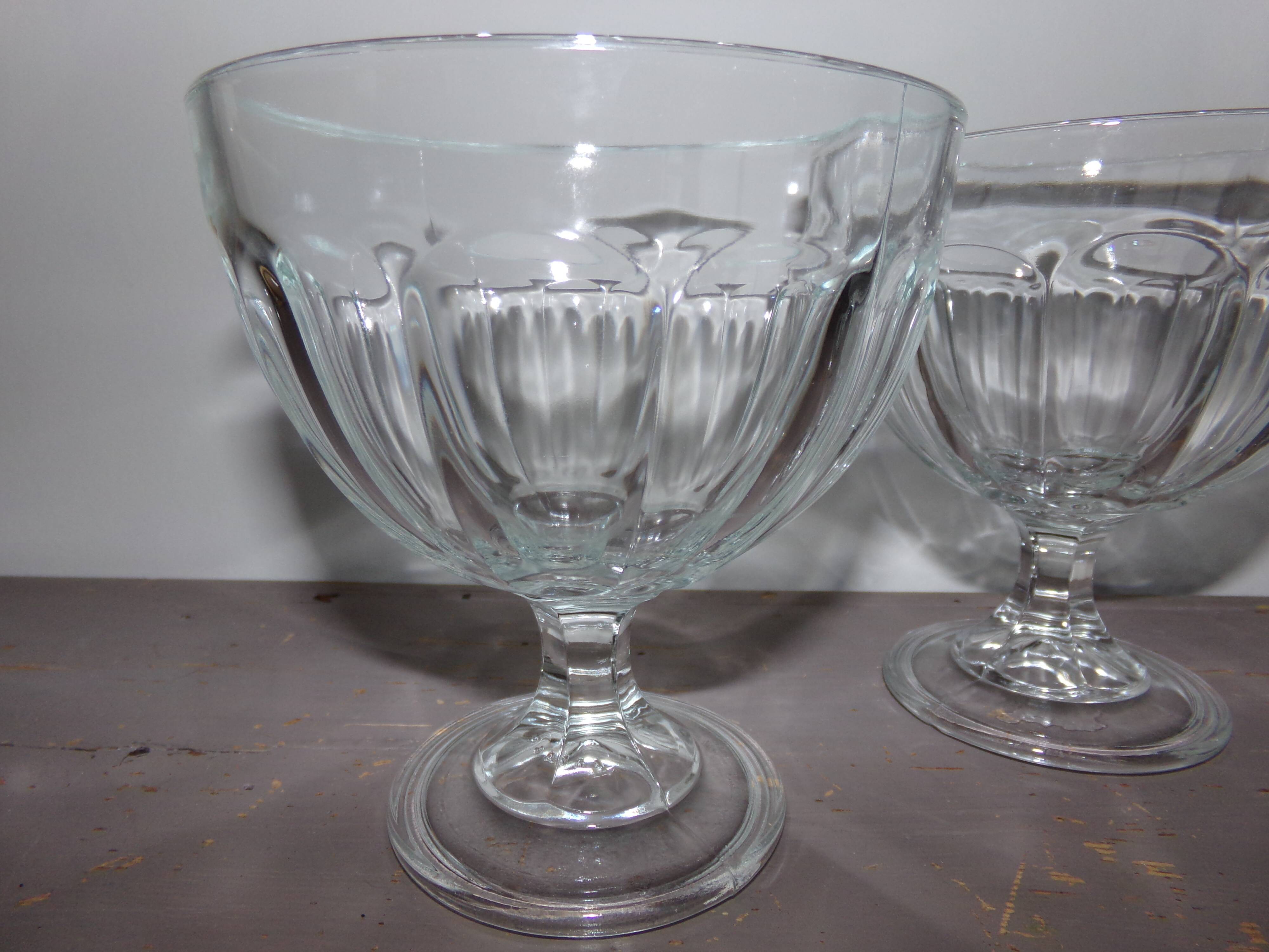 6 ice cream or dessert cups on foot