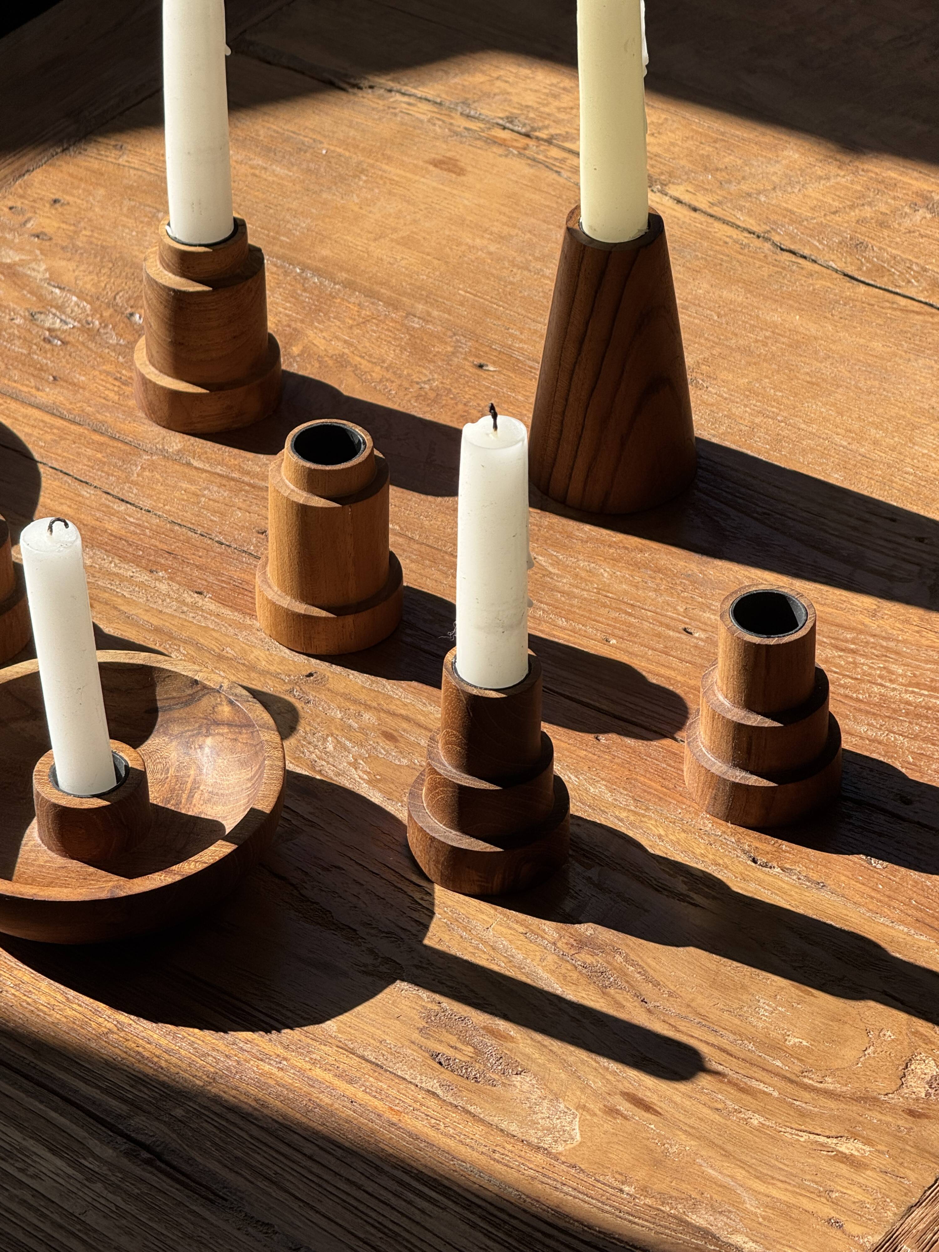 Pyramidal circular teak monoxyle candlestick H7 D5