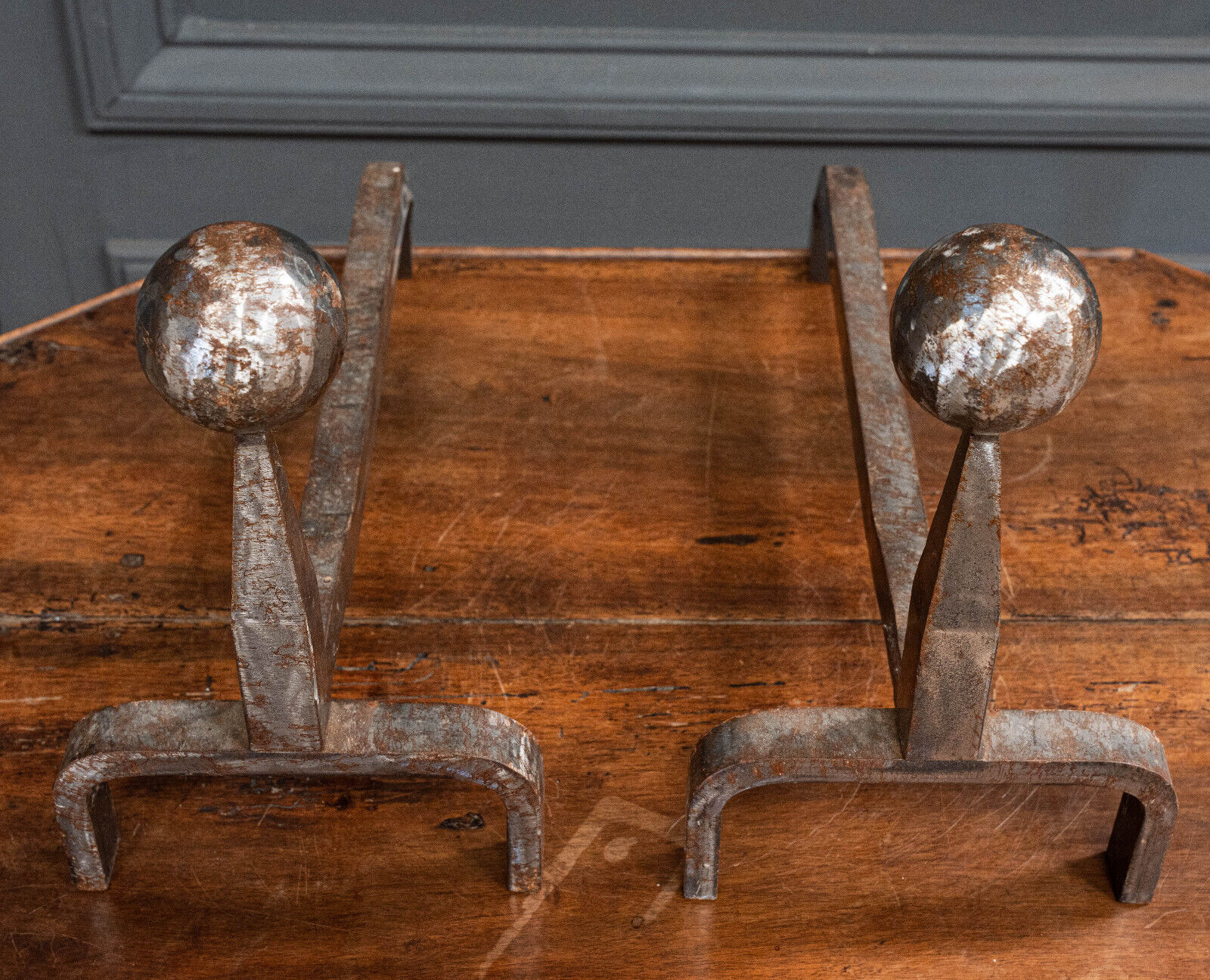 Pair of 1930 modernist chenets decorated with a ball