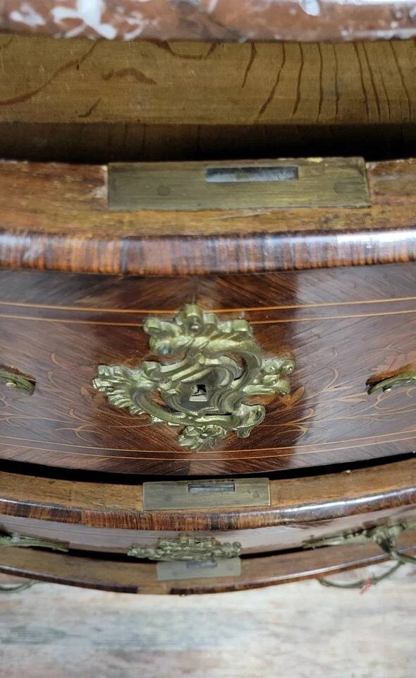 Commode galbée Style Louis XV en marquéterie vers 1850