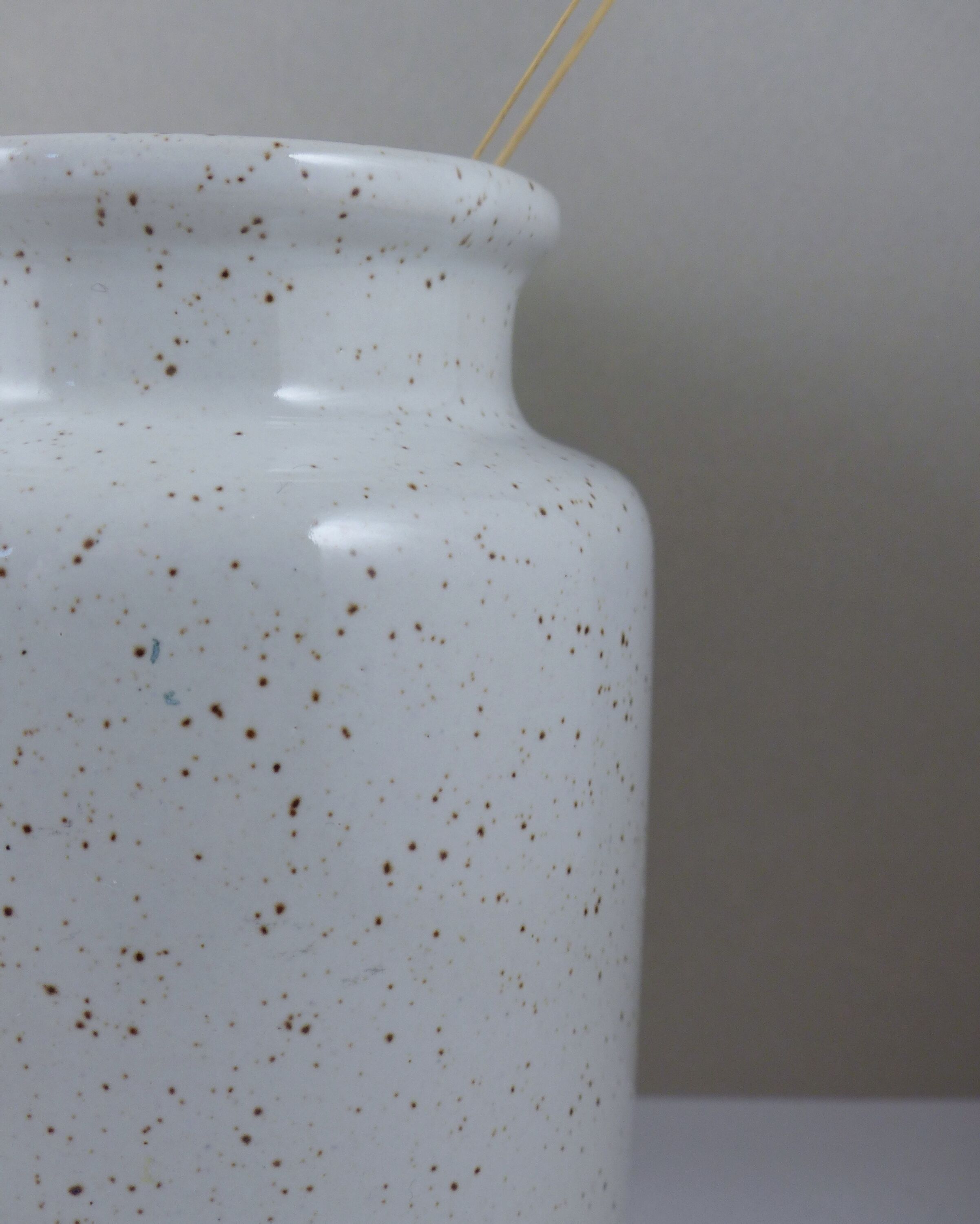 Speckled sandstone pot