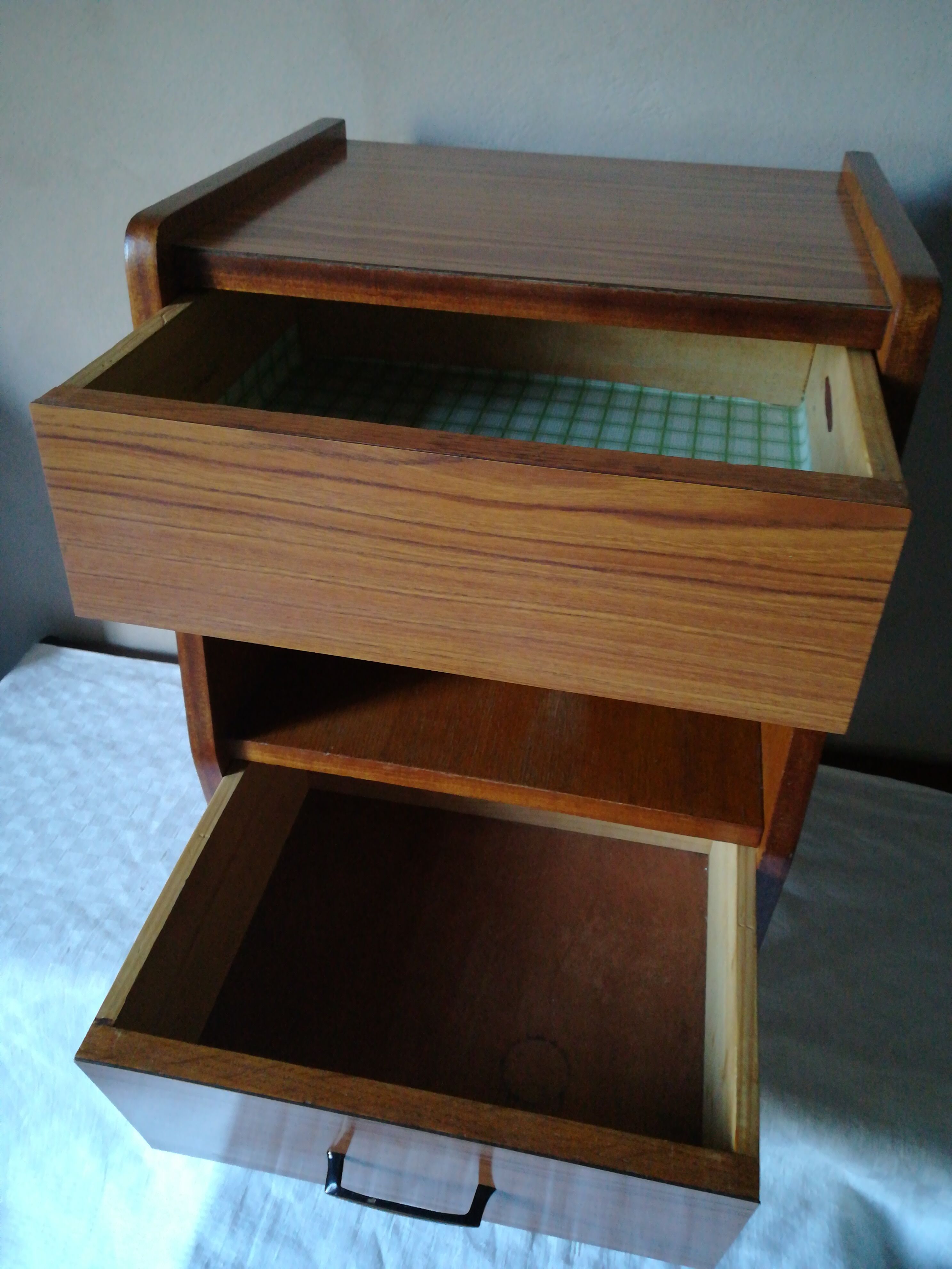Nightstand with compass feet