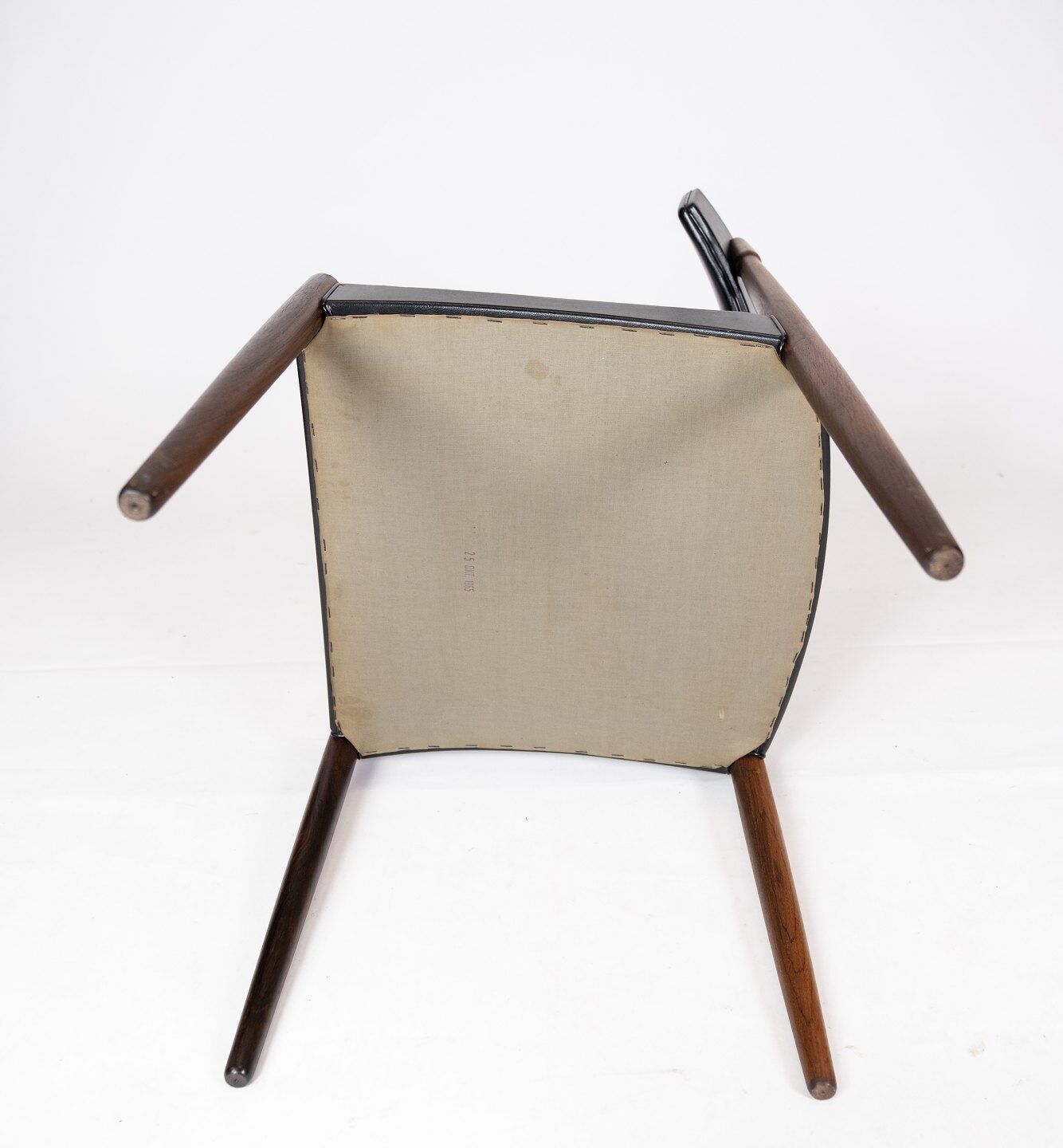 Set of four dining room chairs in rosewood and black leather of danish design from the 1960s.