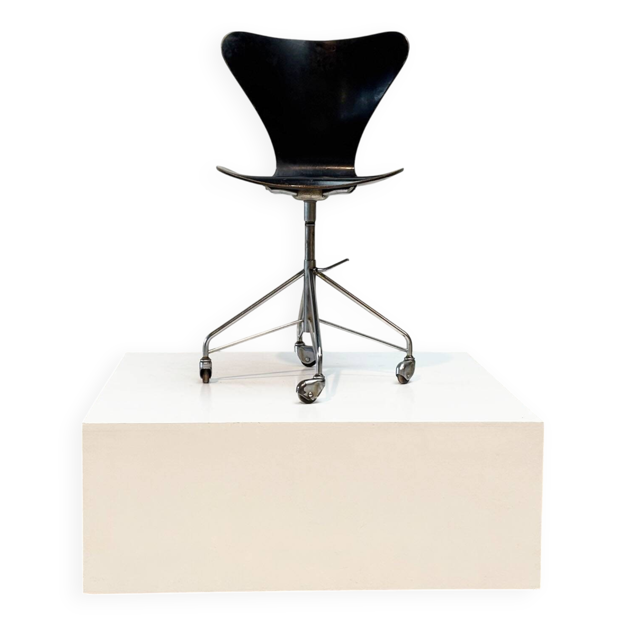 Early 3217 office chair by Arne Jacobsen