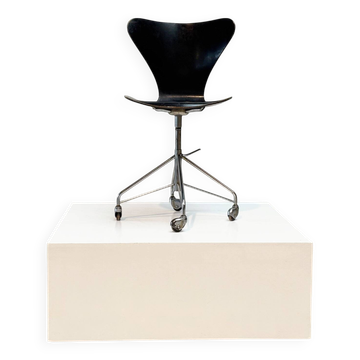 Early 3217 office chair by Arne Jacobsen