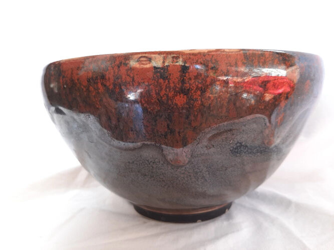 Plat en céramique, poterie artisanale signée, marron et noir