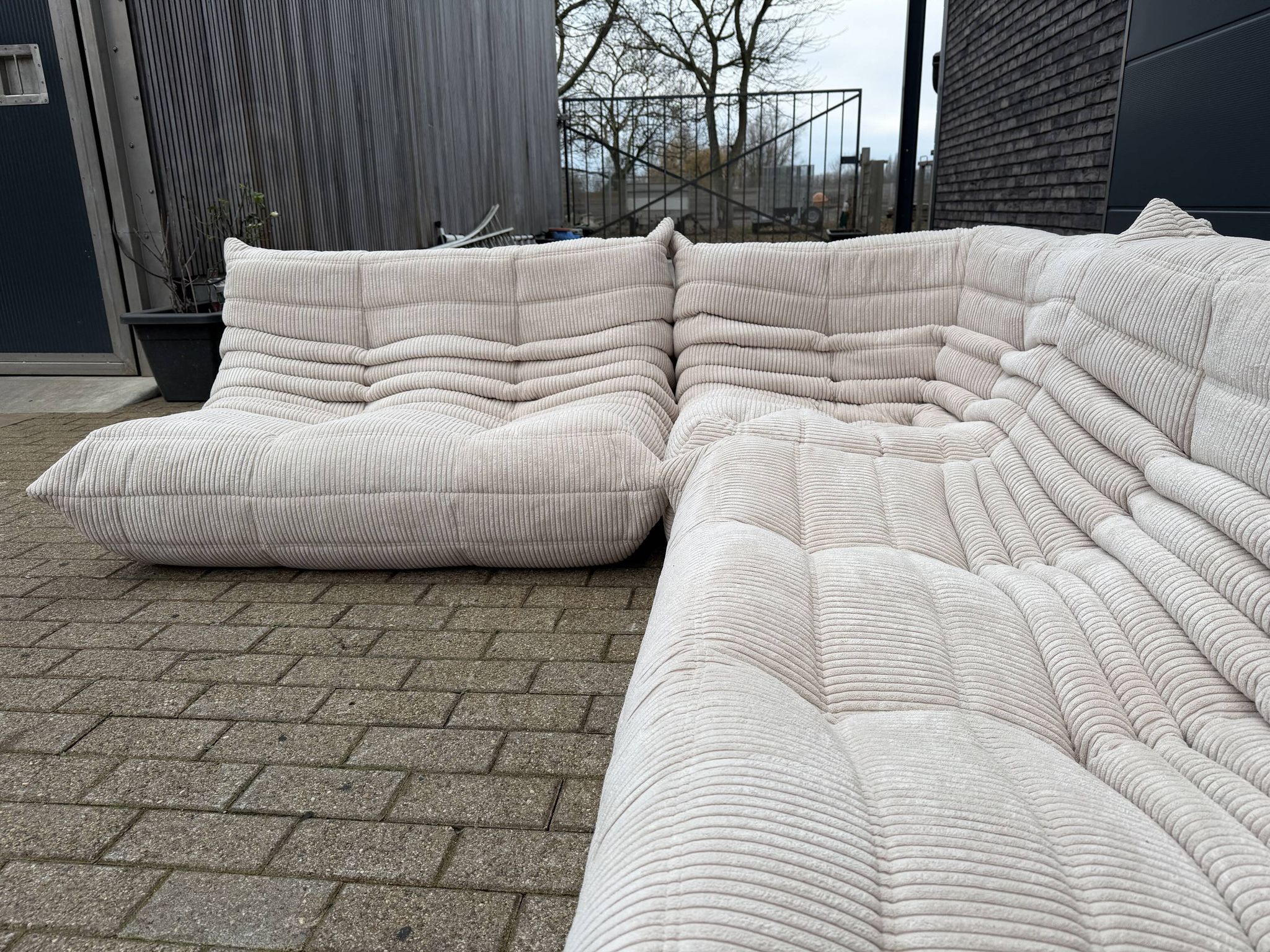 Ligne Roset Togo 3 places, 2 places et d'angle en velours côtelé beige