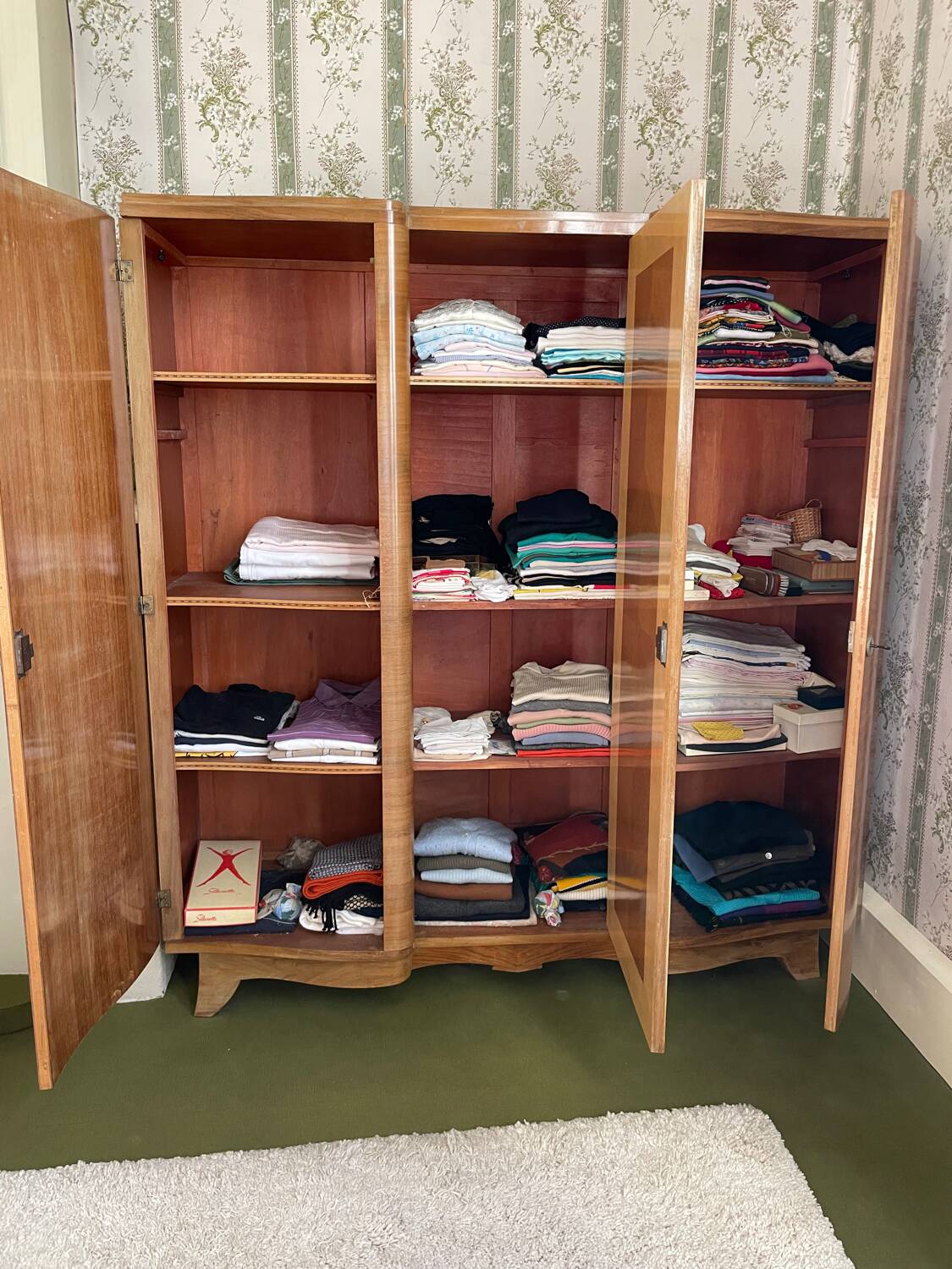 Très belle armoire de chambre en bois 1950