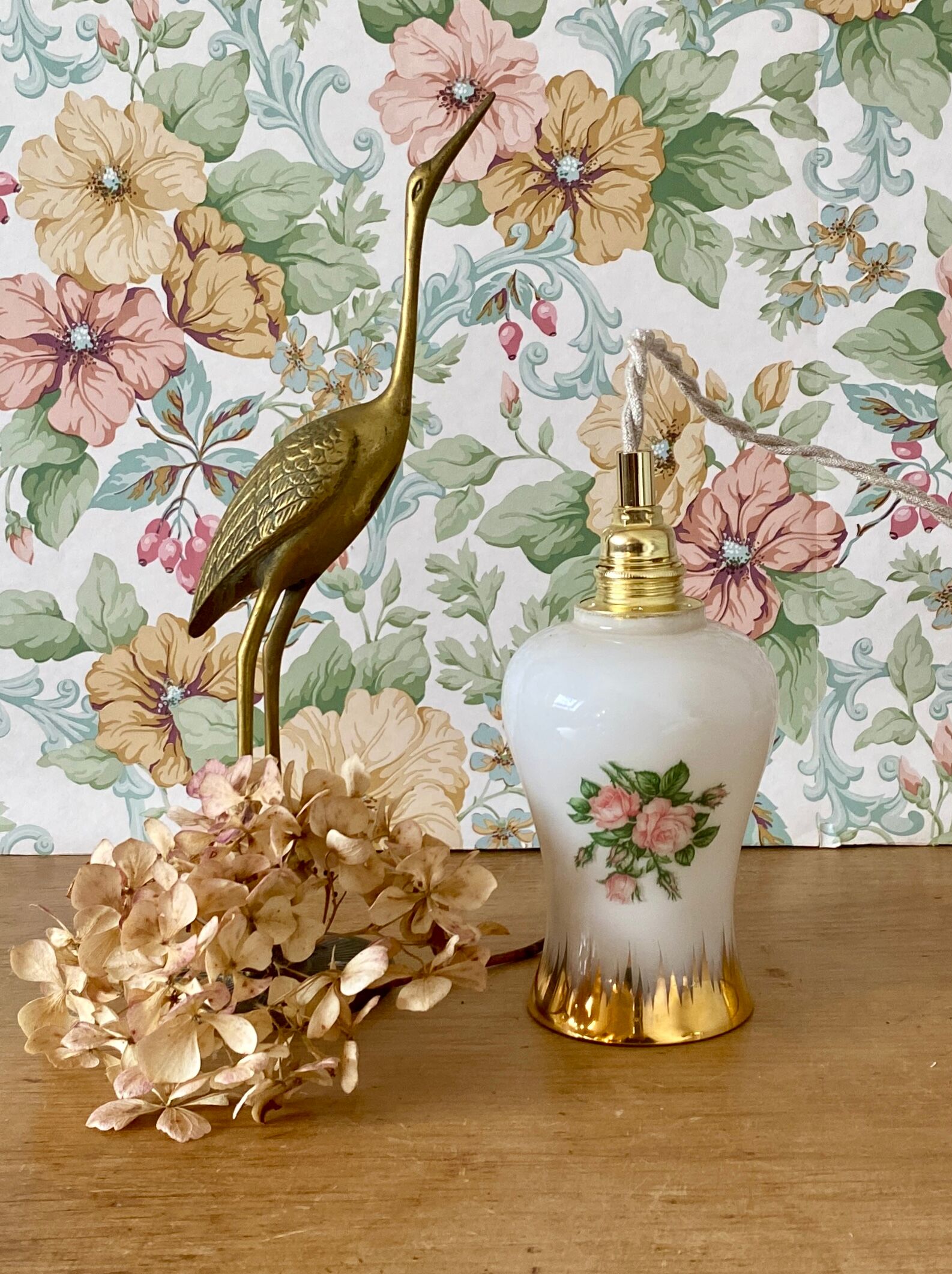 Vintage tulip ride in white opaline drawings of roses