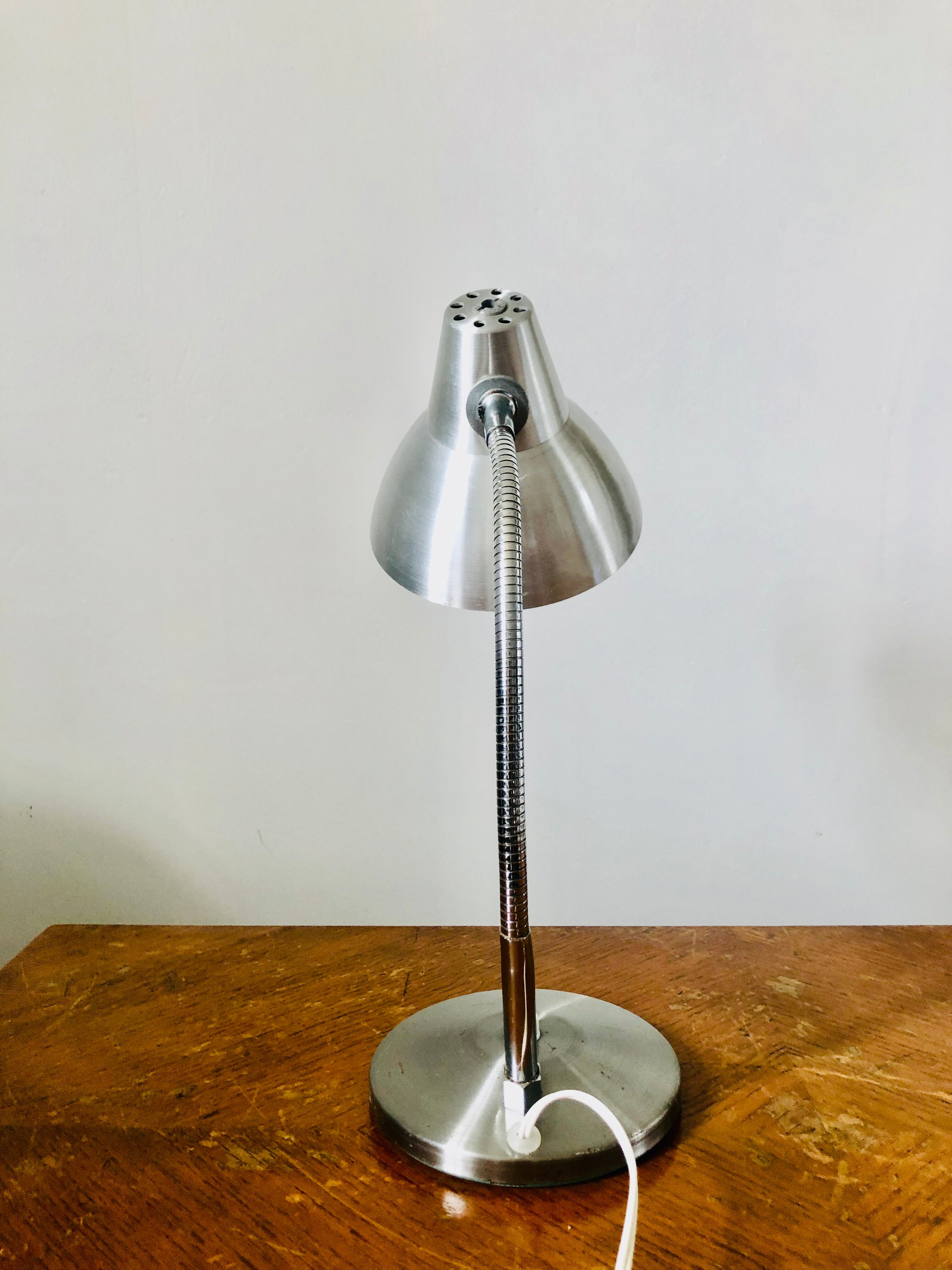 Aluminum hose desk lamp
