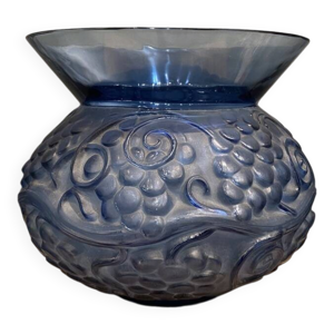 Un vase en verre bleu - lalique