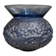 Un vase en verre bleu Fontainebleau de René Lalique