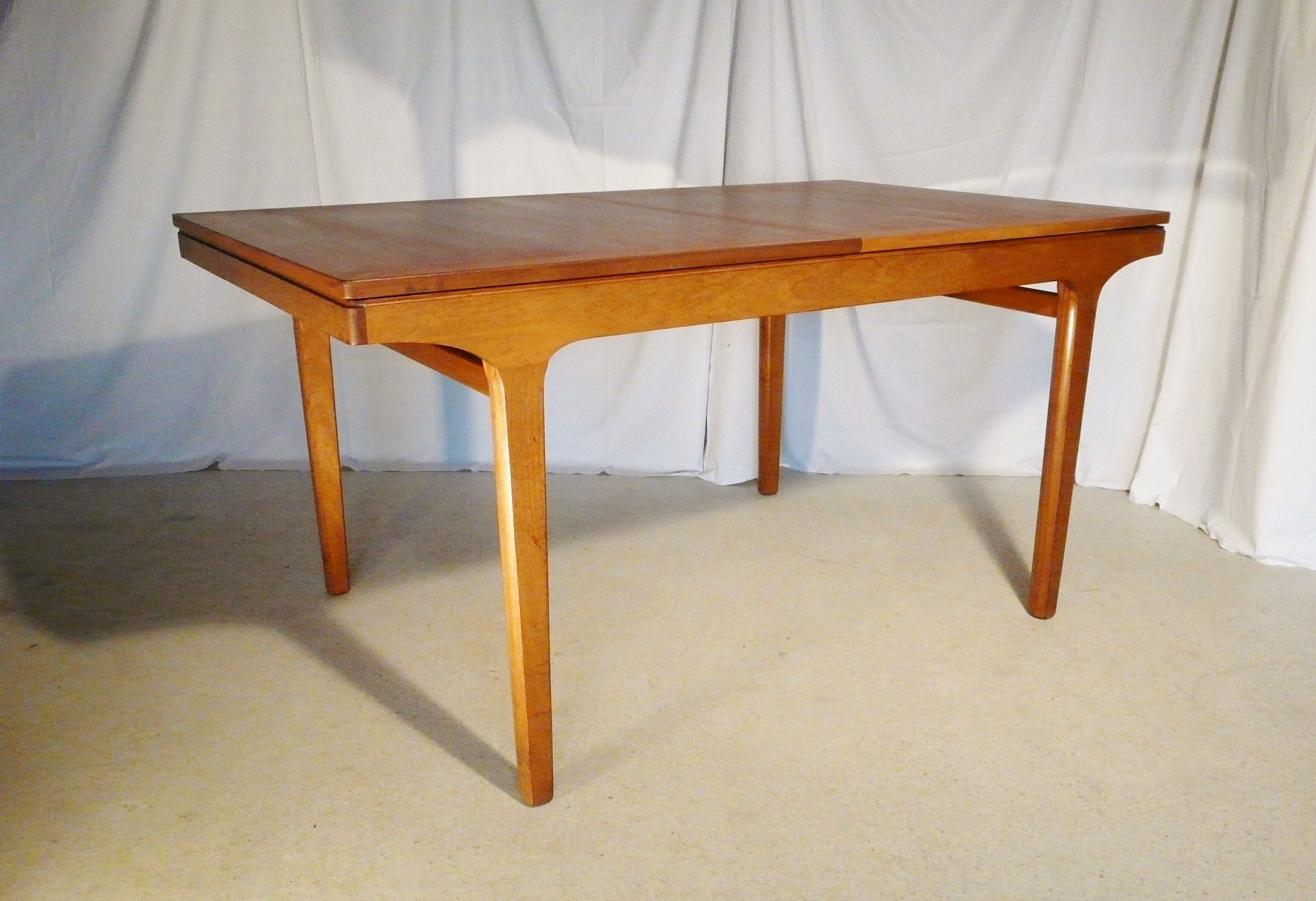 Scandinavian extendable rectangular table in blond teak