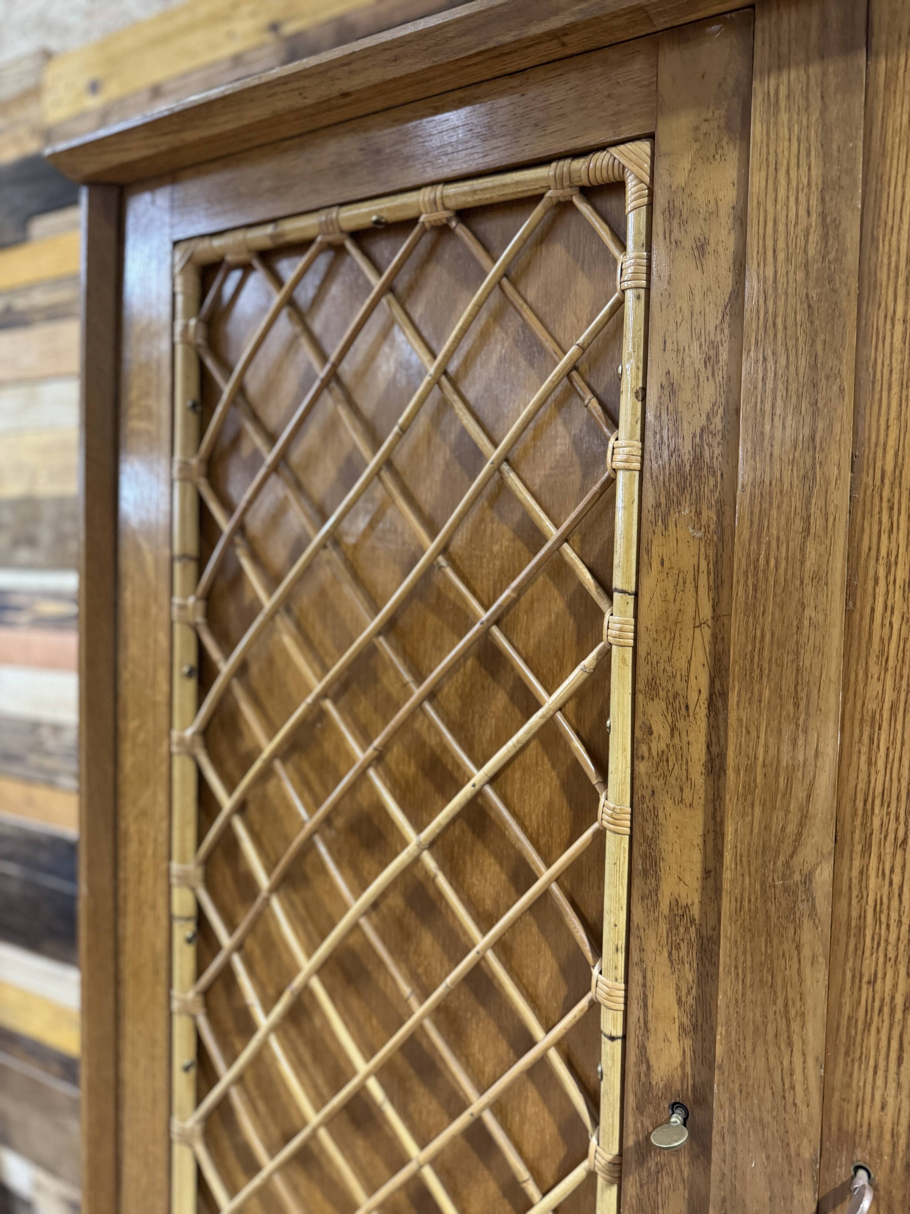 Armoire vintage en rotin et chêne