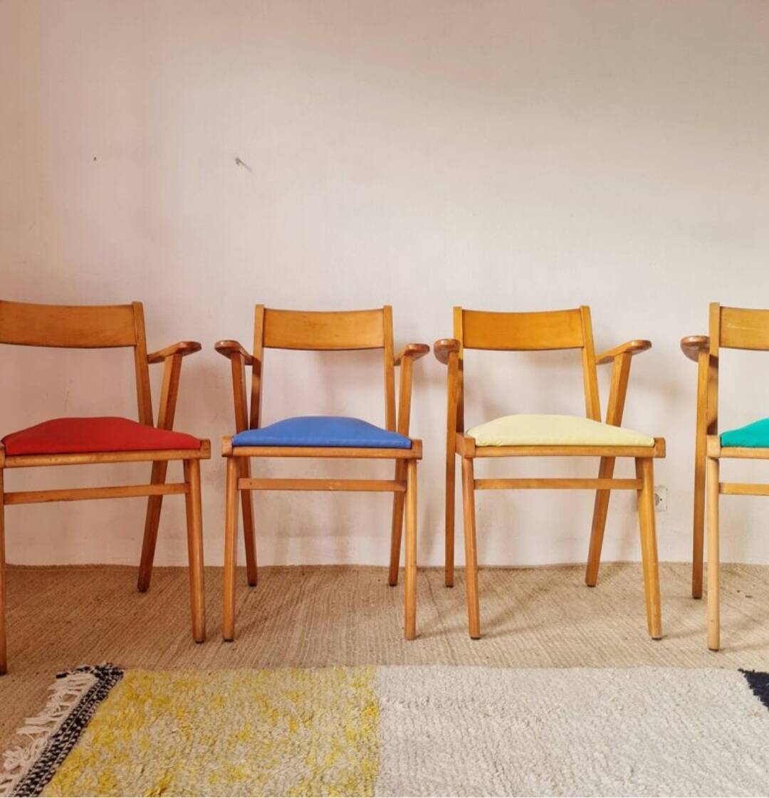 Serie de chaises accoudoirs années 50 assises colorées