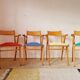 Serie de chaises accoudoirs années 50 assises colorées