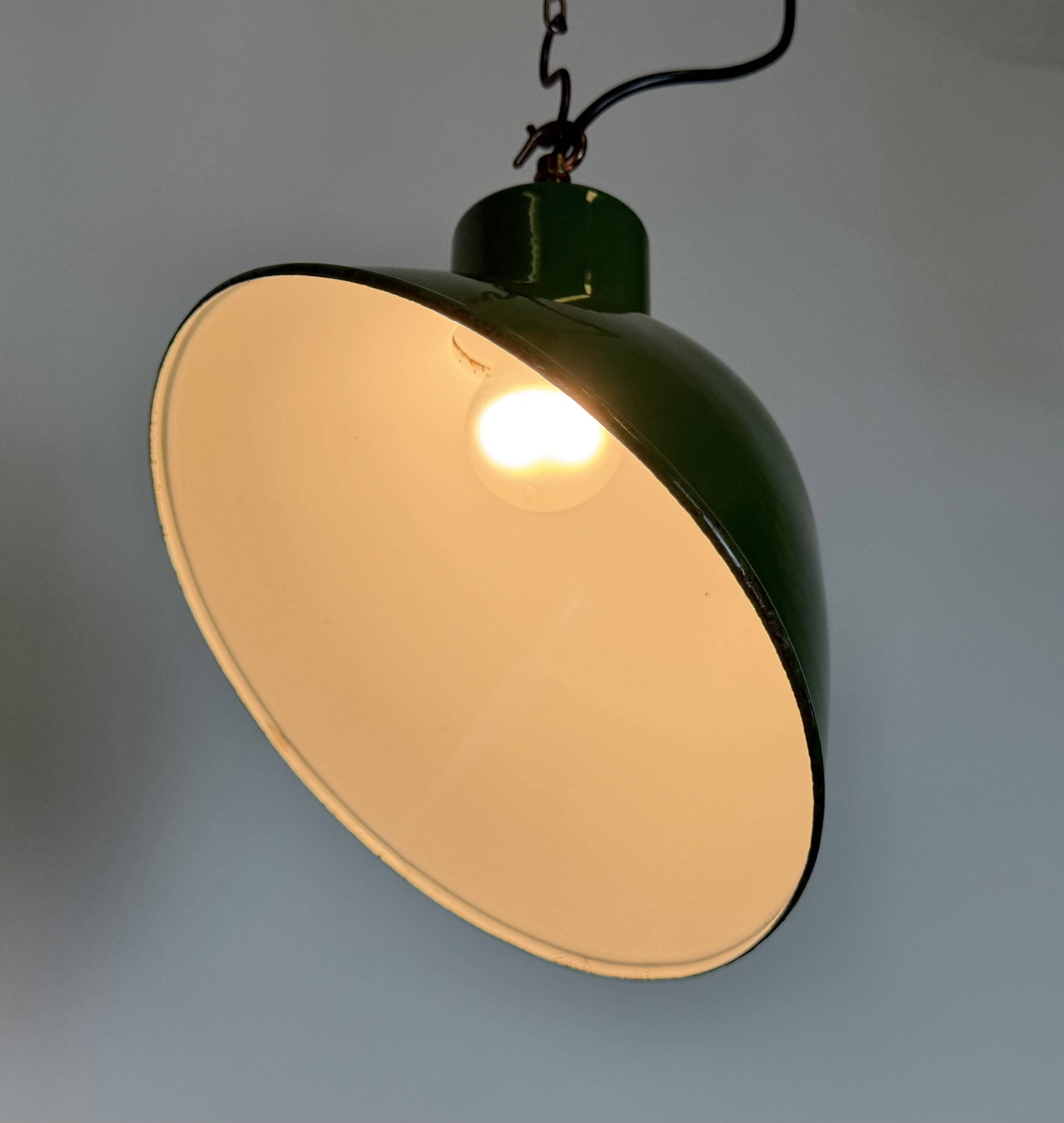 Suspension industrielle en émail vert, années 1960