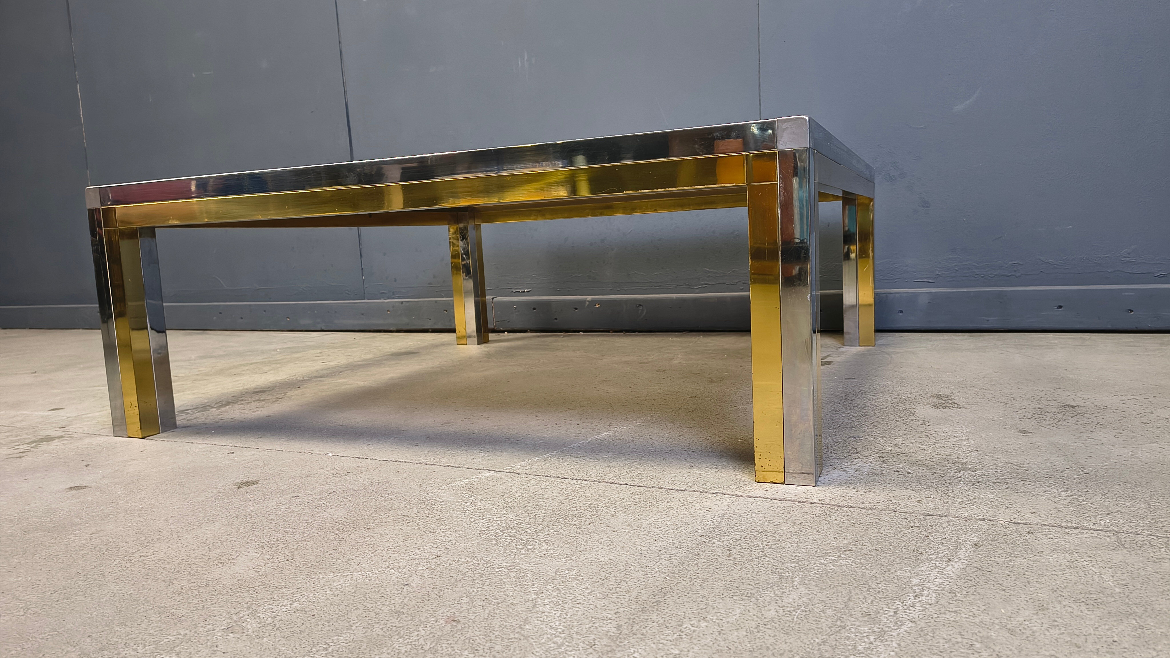 Table basse vintage en chrome et laiton dans le style de Romeo Rega, années 1970.