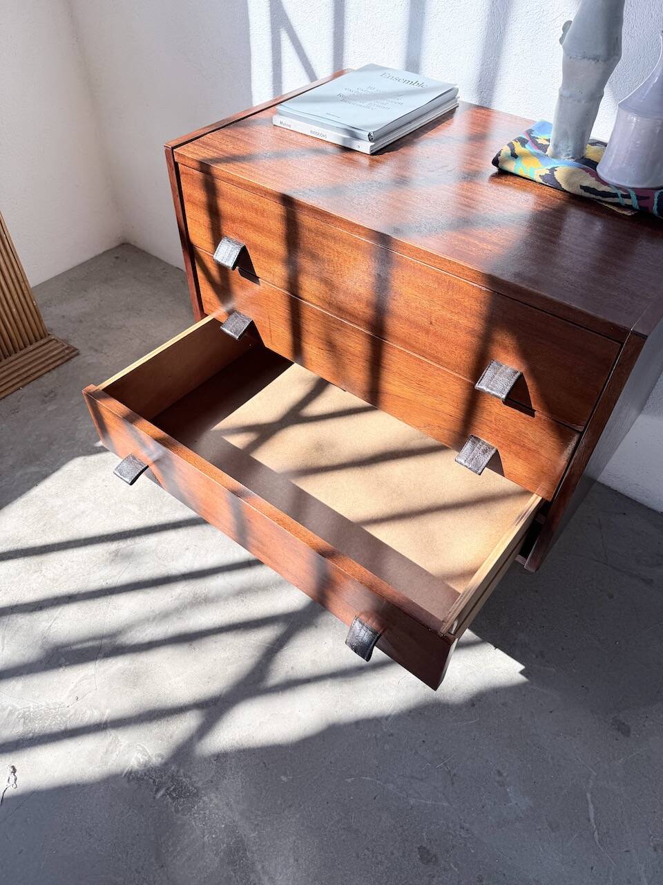 Commode teck poignées cuir 1960