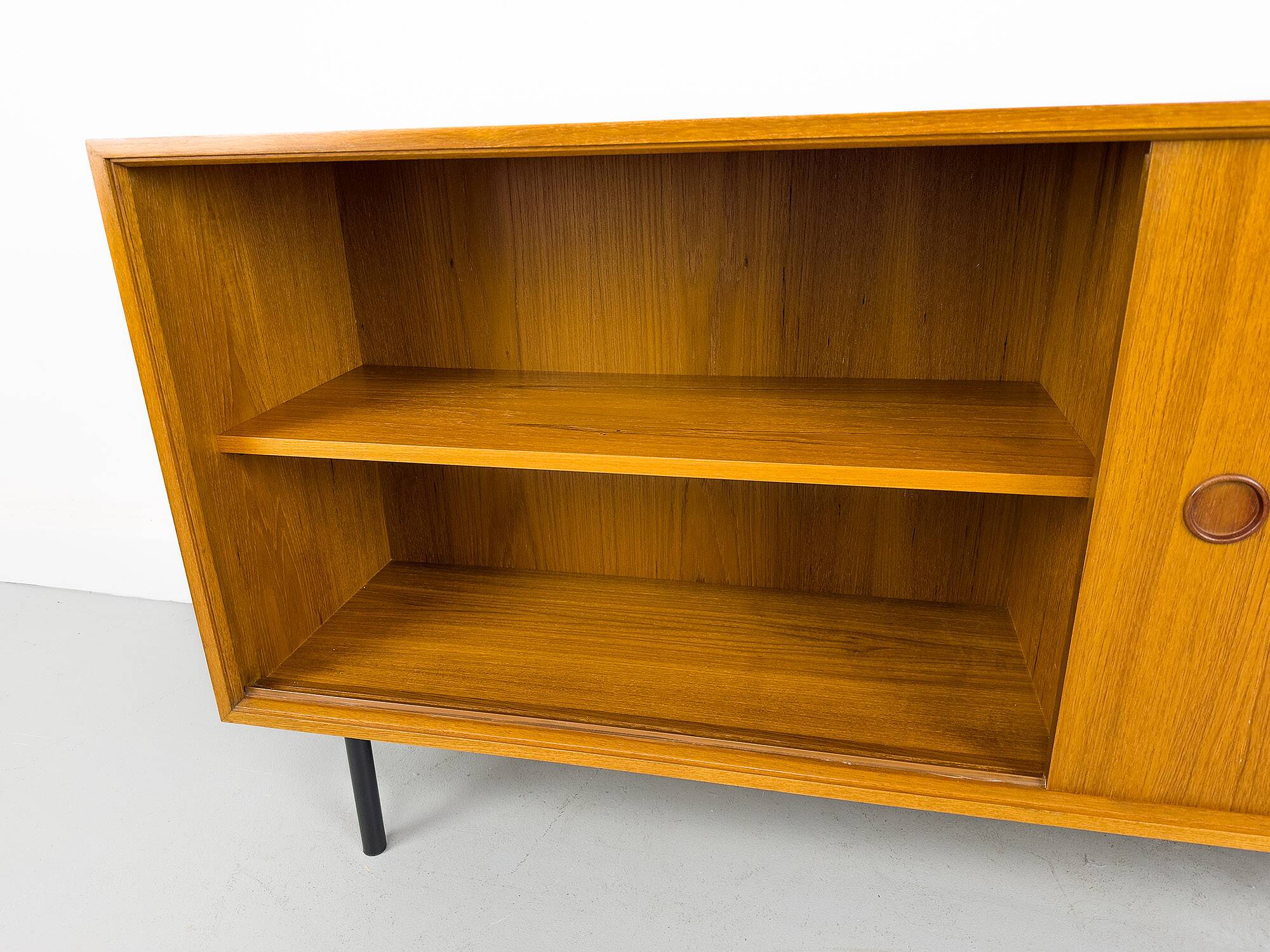 Buffet vintage en teck avec portes coulissantes, 1971