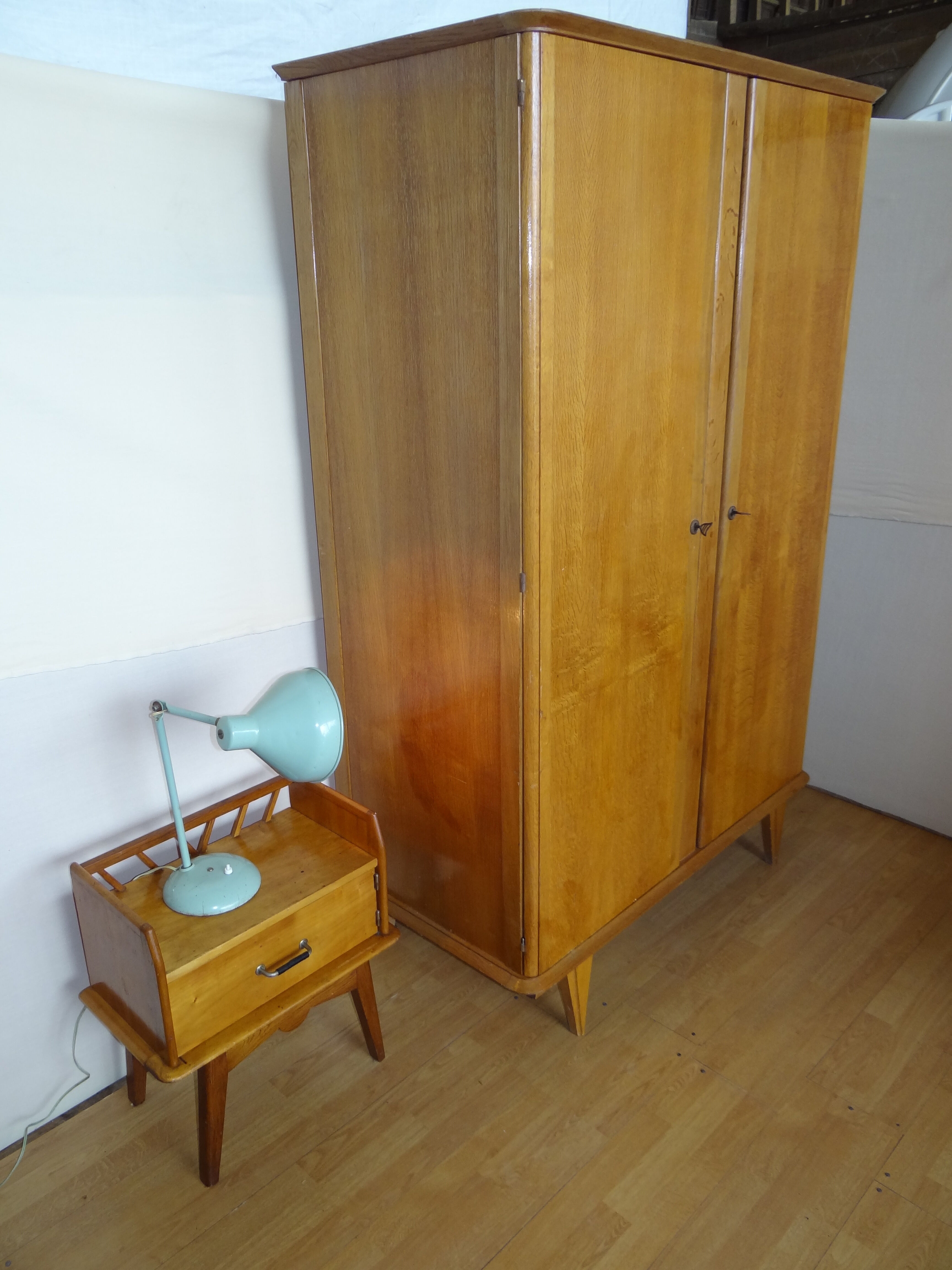 Armoire parisienne en chêne clair 1950 pied compas