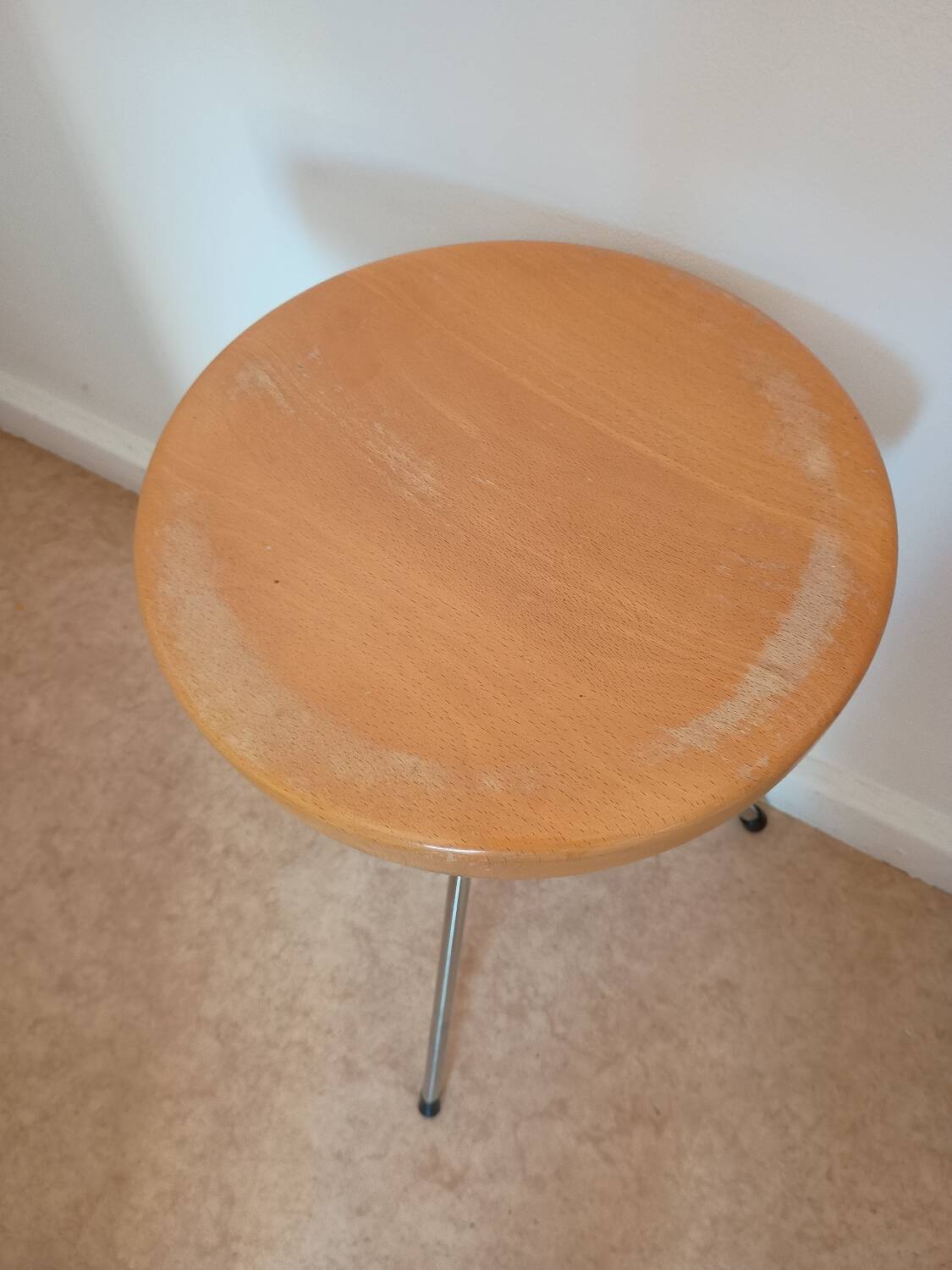 Nuta stool