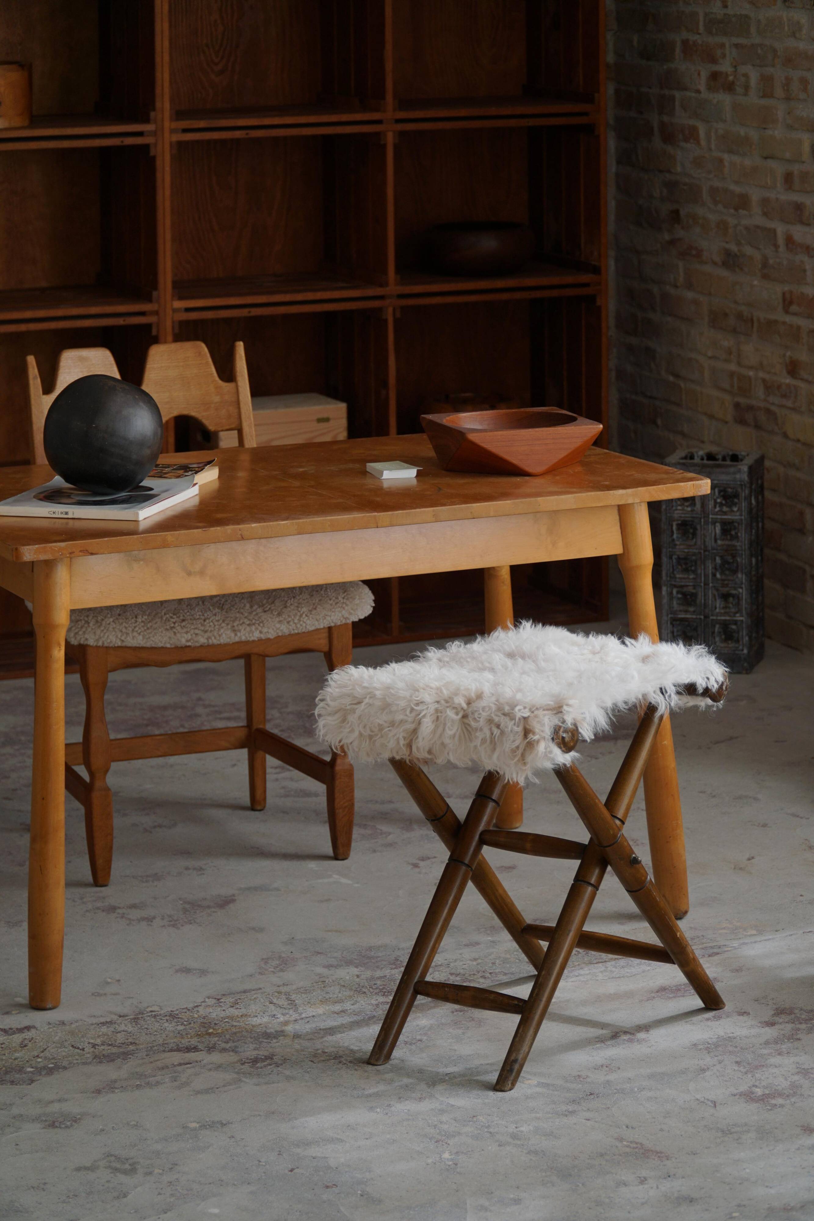 Tabouret pliant, retapissé en peau de mouton à poils longs, style mi-siècle moderne, années 1950