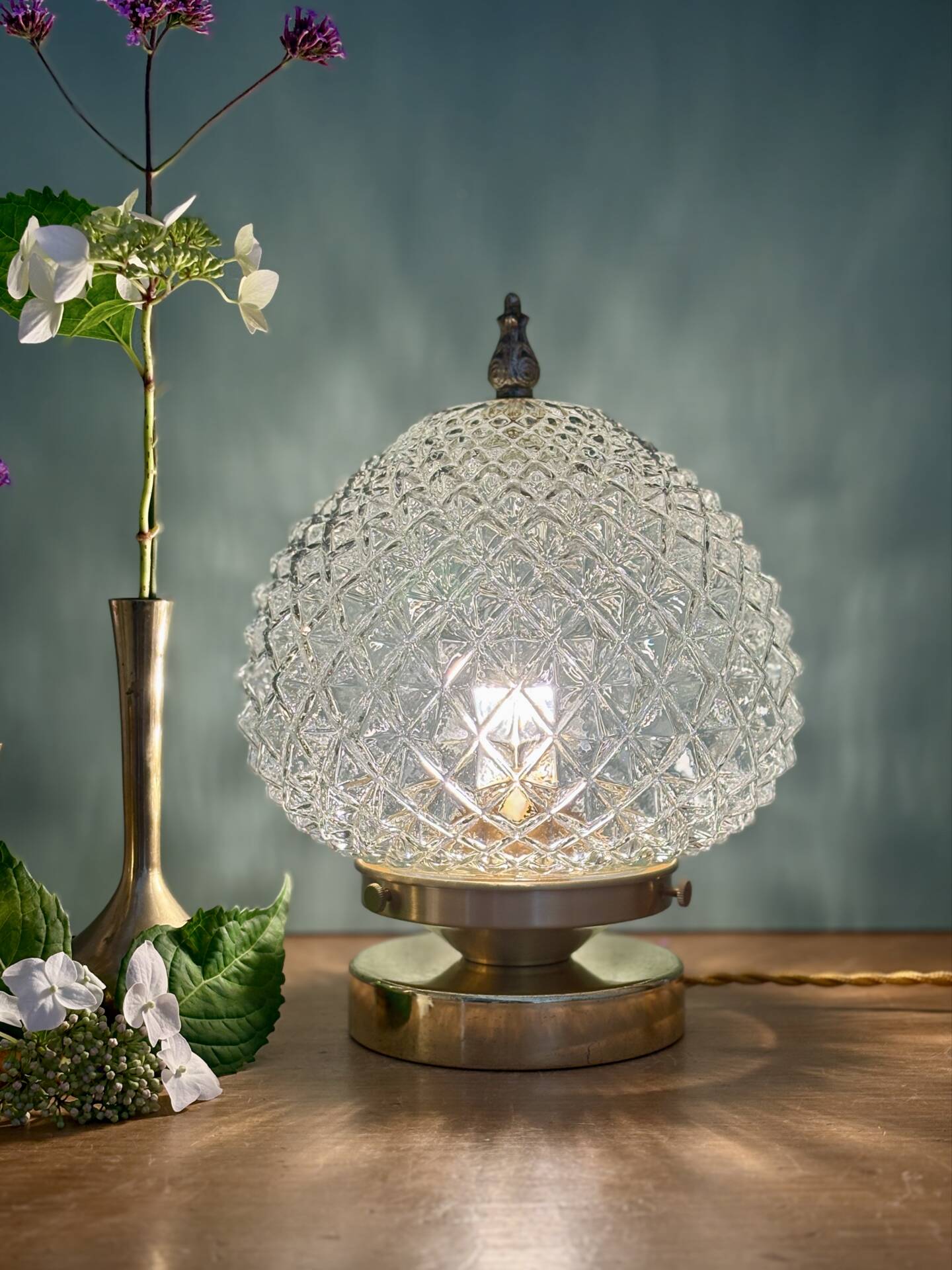 Lampe à poser globe vintage en verre moulé pointes de diamant