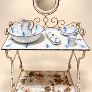 Table de toilette style Napoléon III en fer forgé et émail – décor fleurs de lys