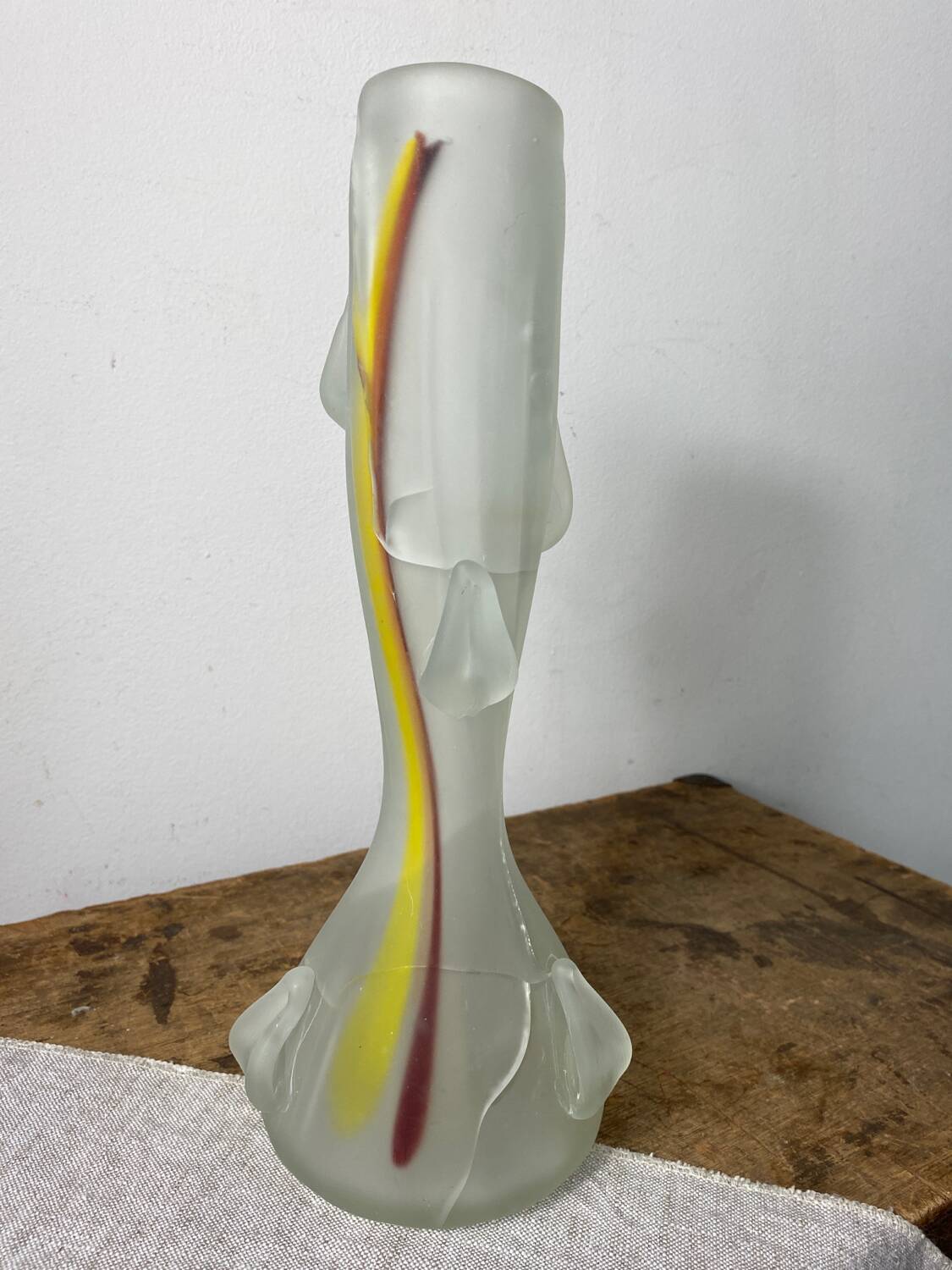 Vase in opaque glass paste