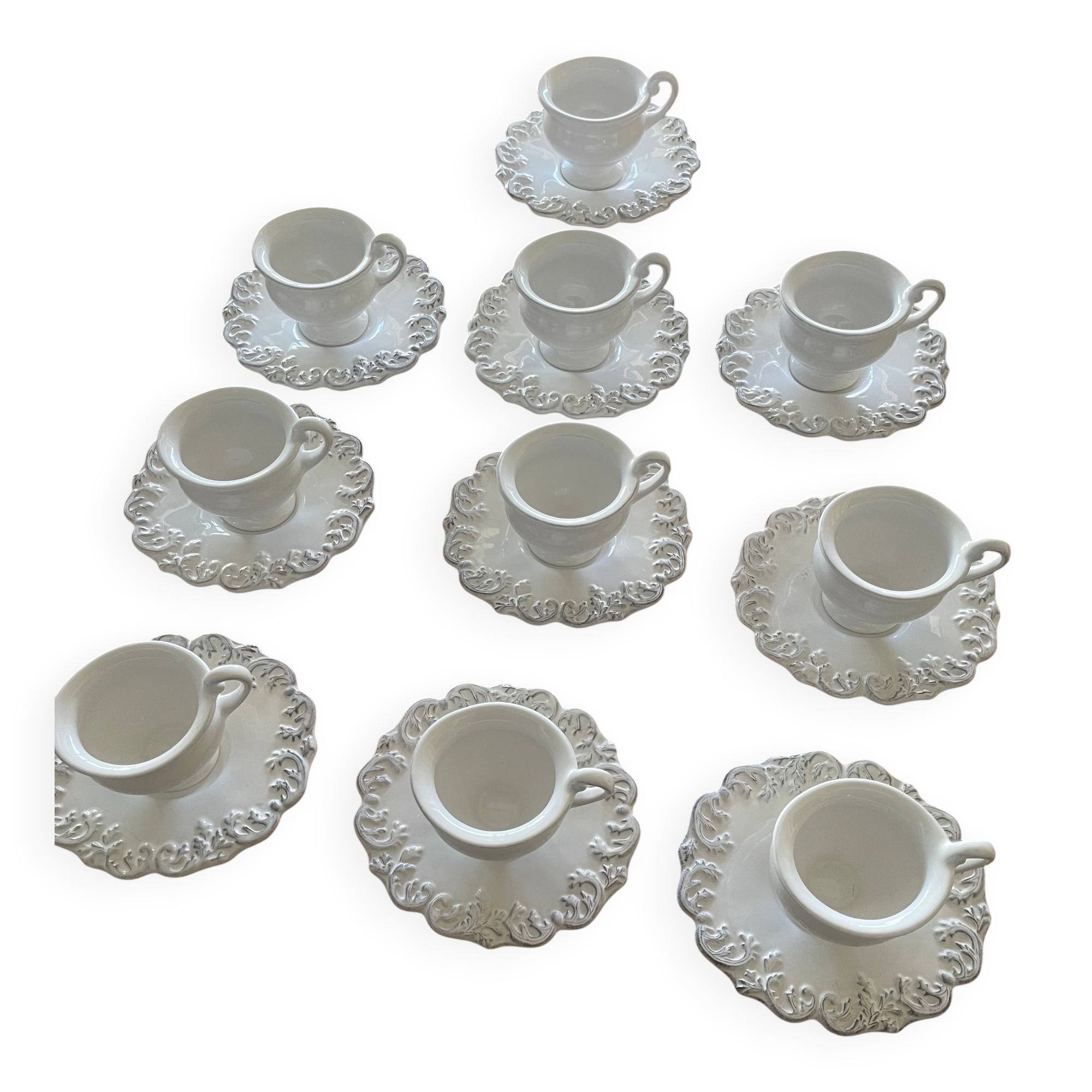 9 tasses à café avec leur soucoupe