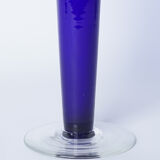 Vase en verre bleu avec pied transparent