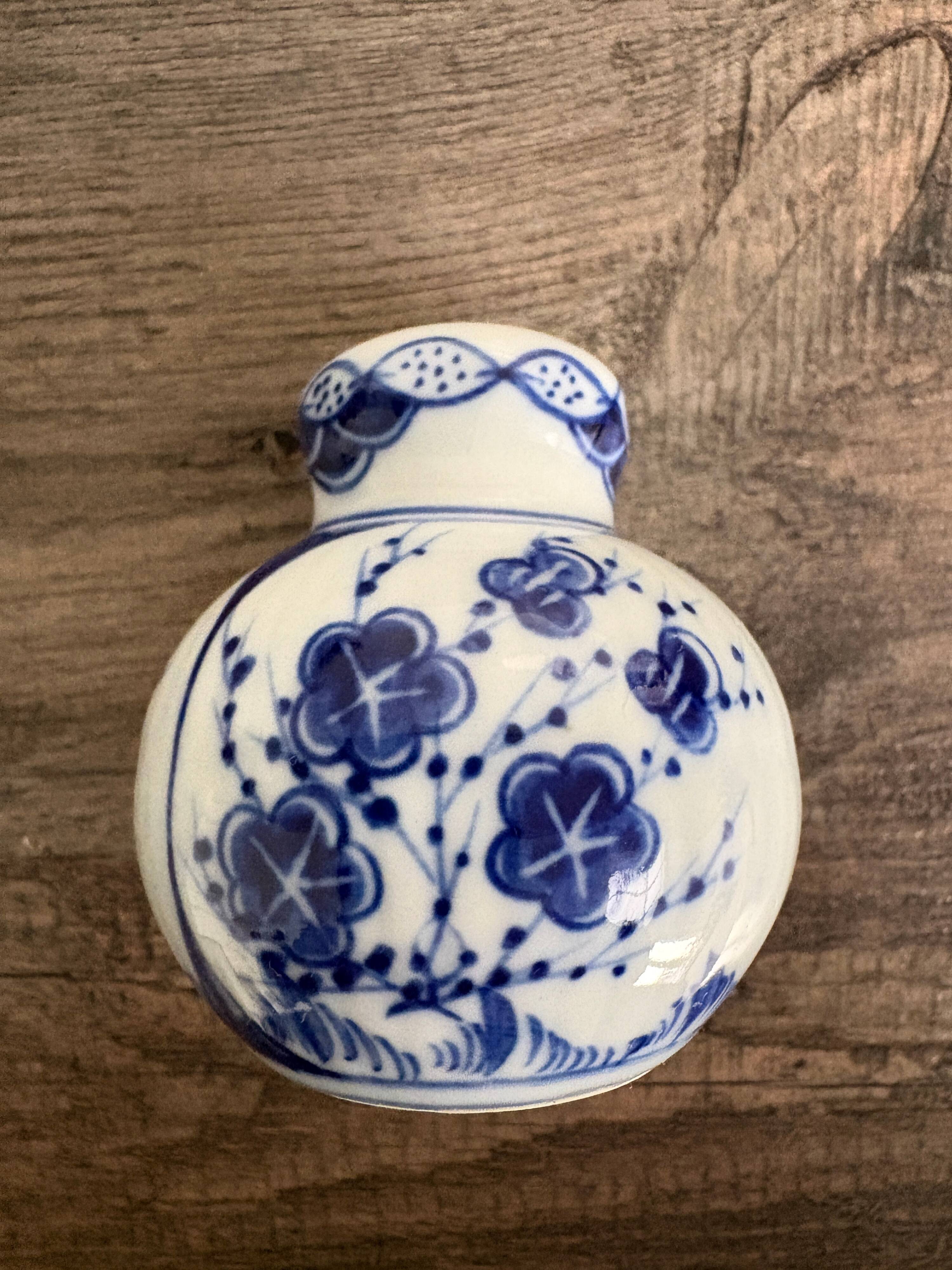 Pair of salt and pepper shakers in porcelain