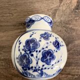 Pair of salt and pepper shakers in porcelain