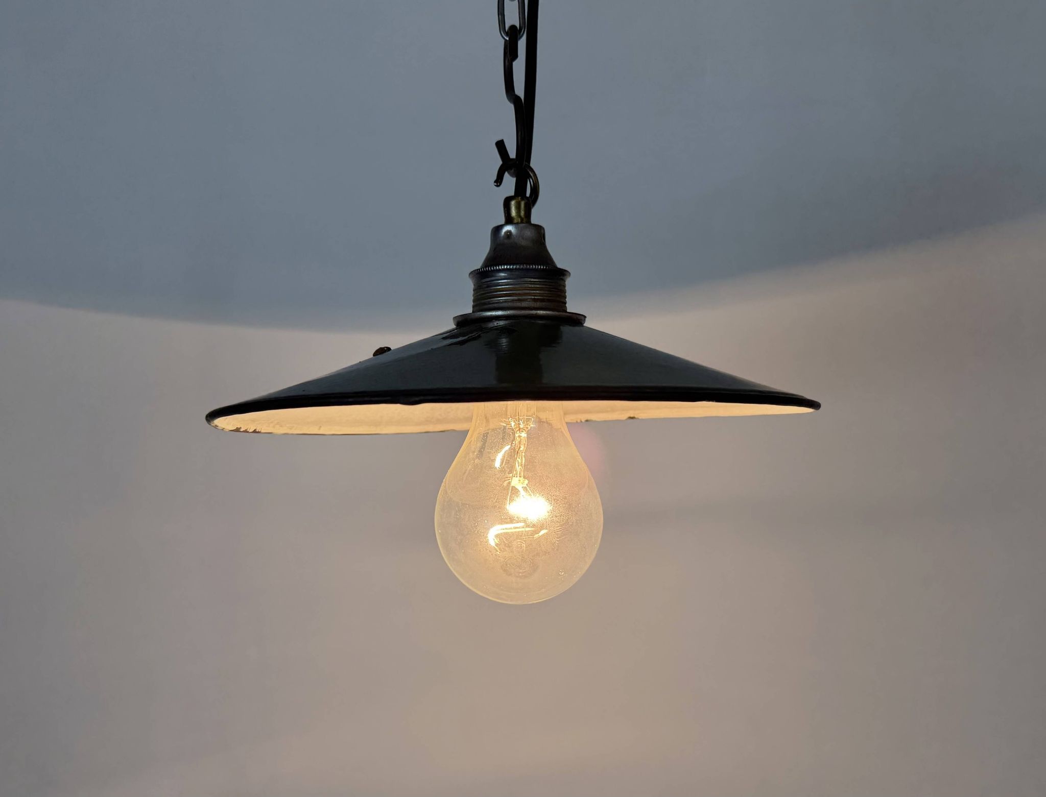 Lumière émaillée verte industrielle, années 1950