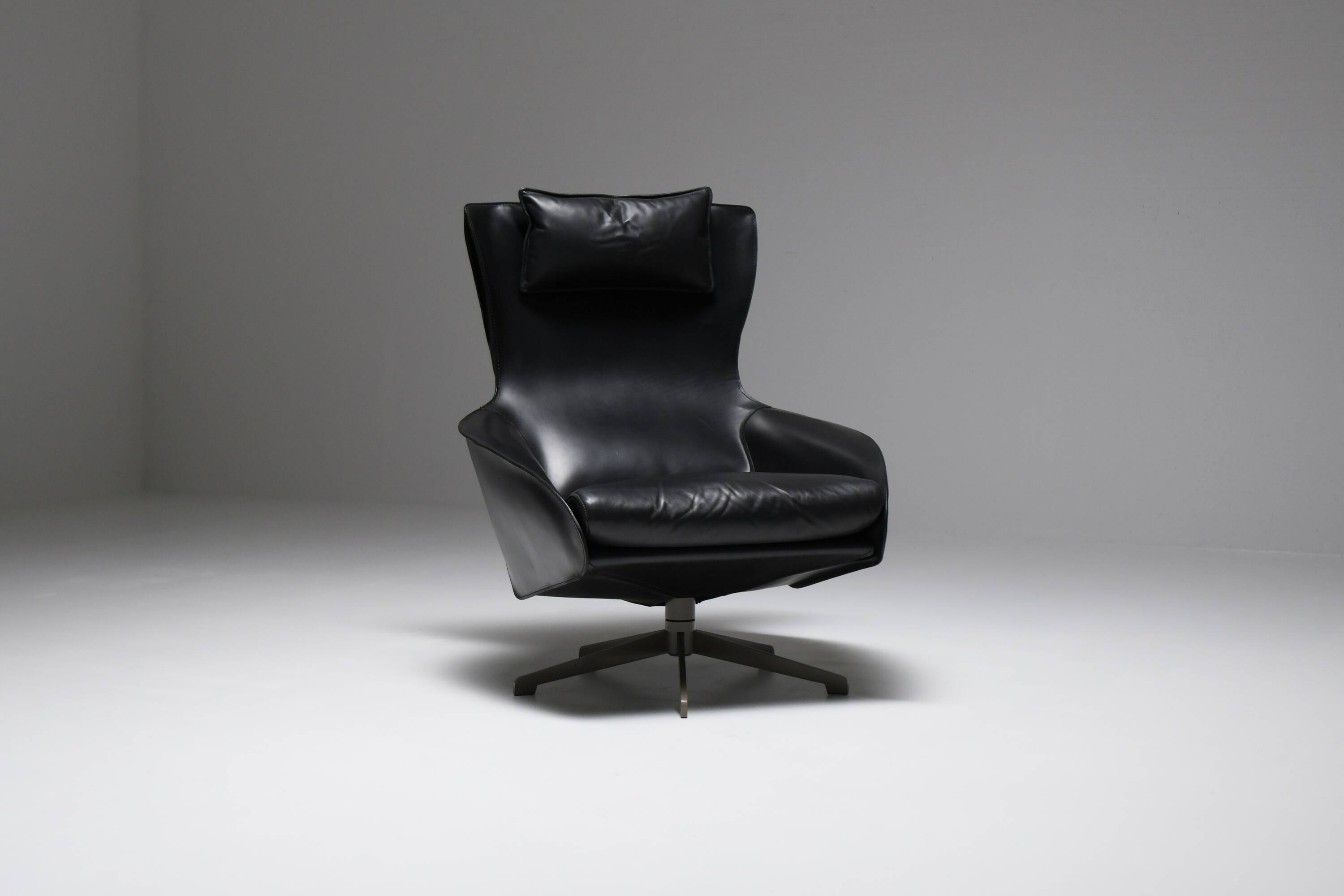 Black leather Cab 423 by Mario Bellini for Cassina