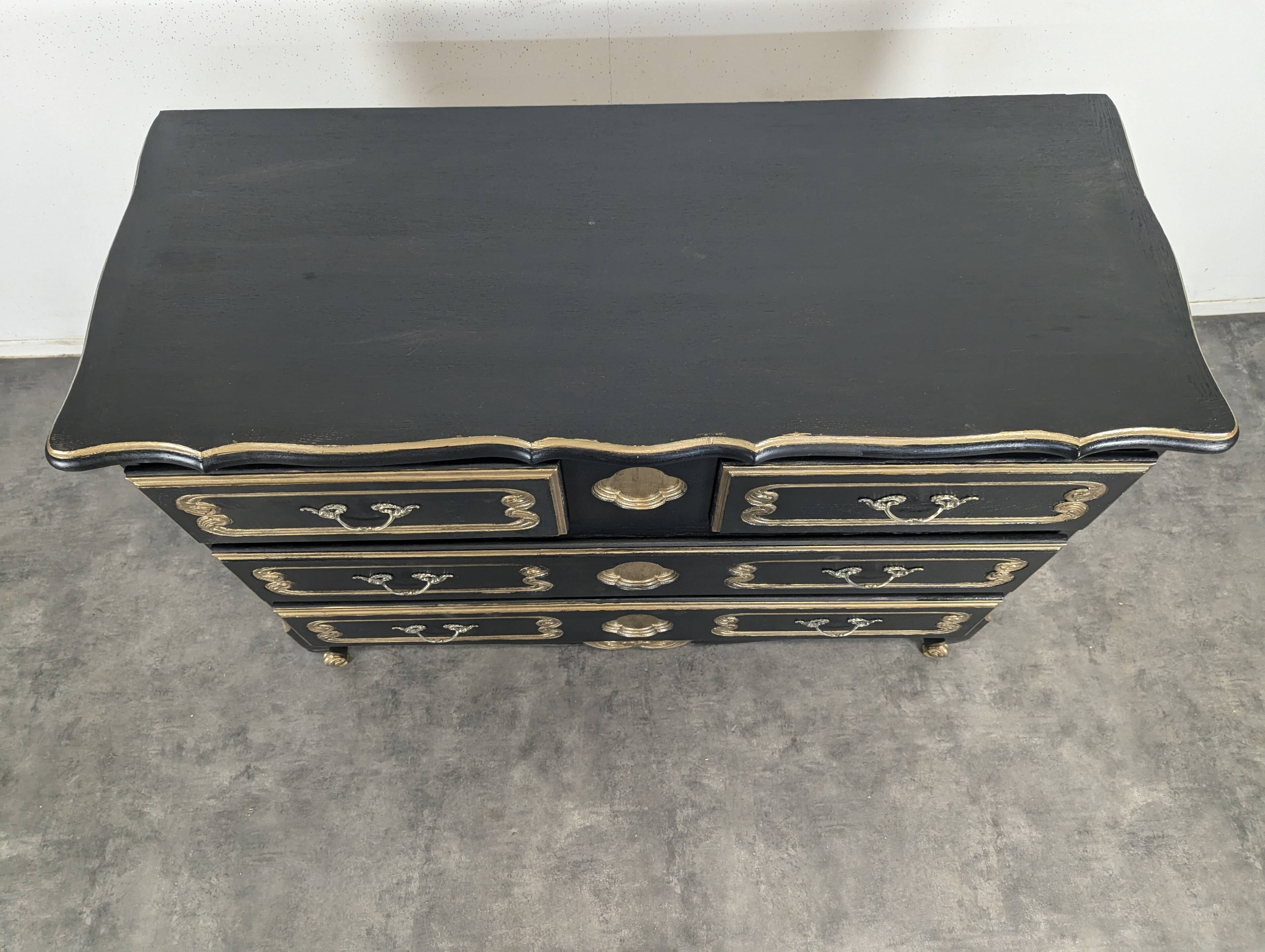Commode de style Louis XV en chêne laqué noir et rechampi or