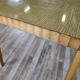 Table à manger des années 1950 en érable avec bord travaillé