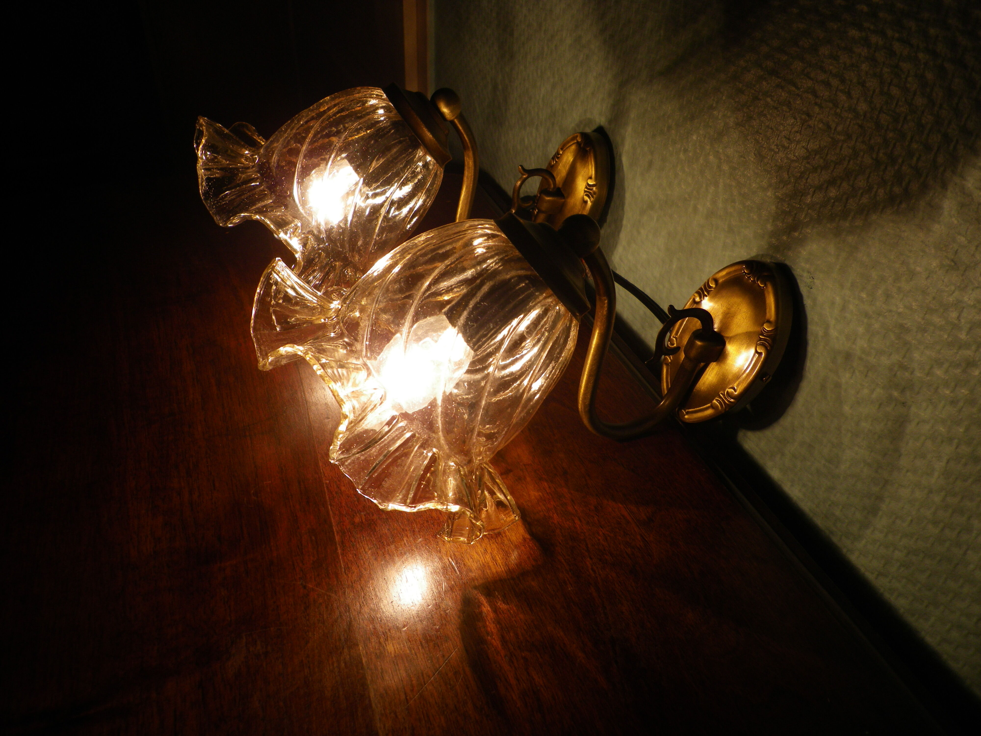 Wall lamps in gilded metal, verrine in the shape of amber glass corollas, 70s