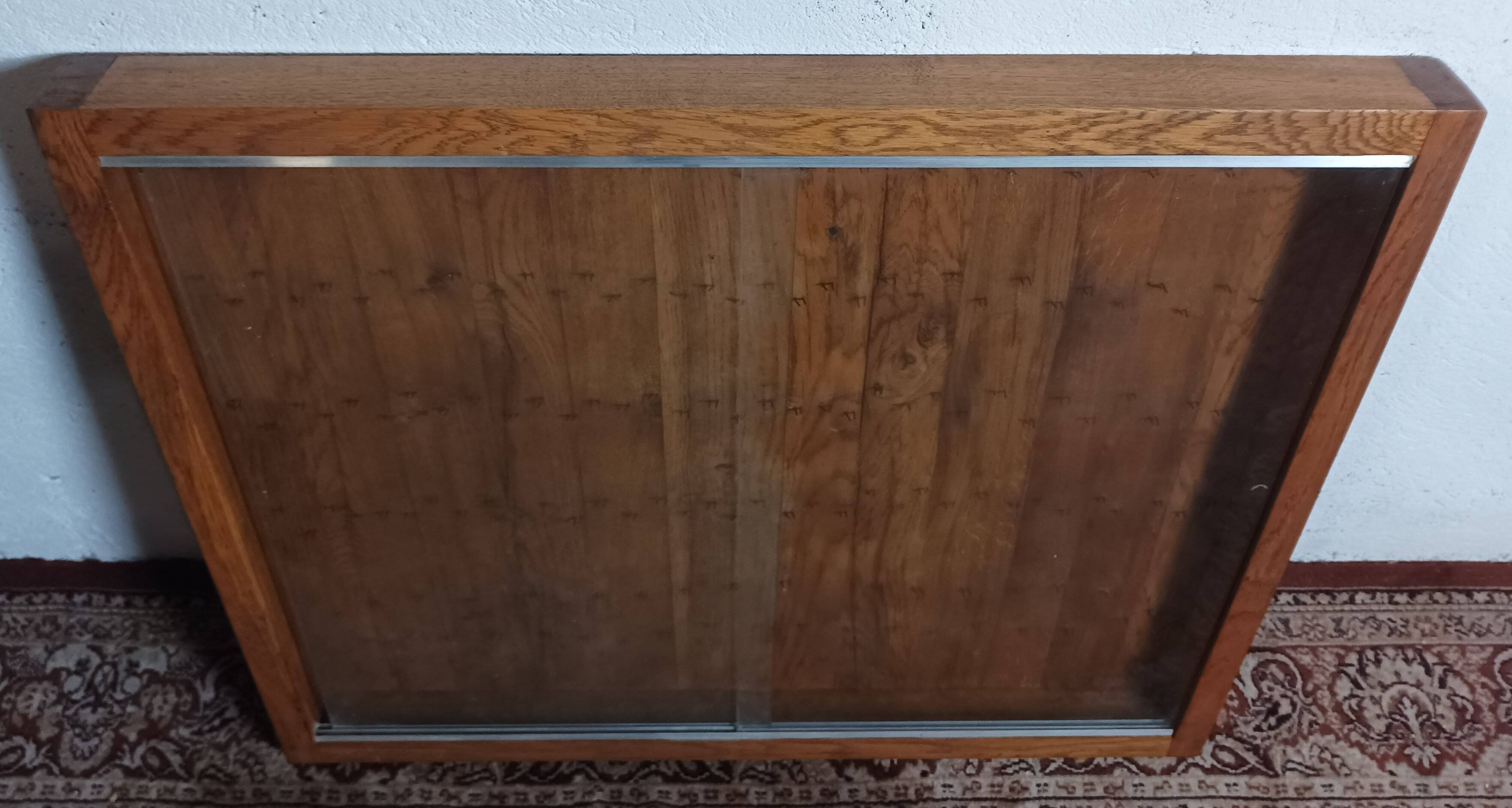 Oak wall-mounted key hotel display case