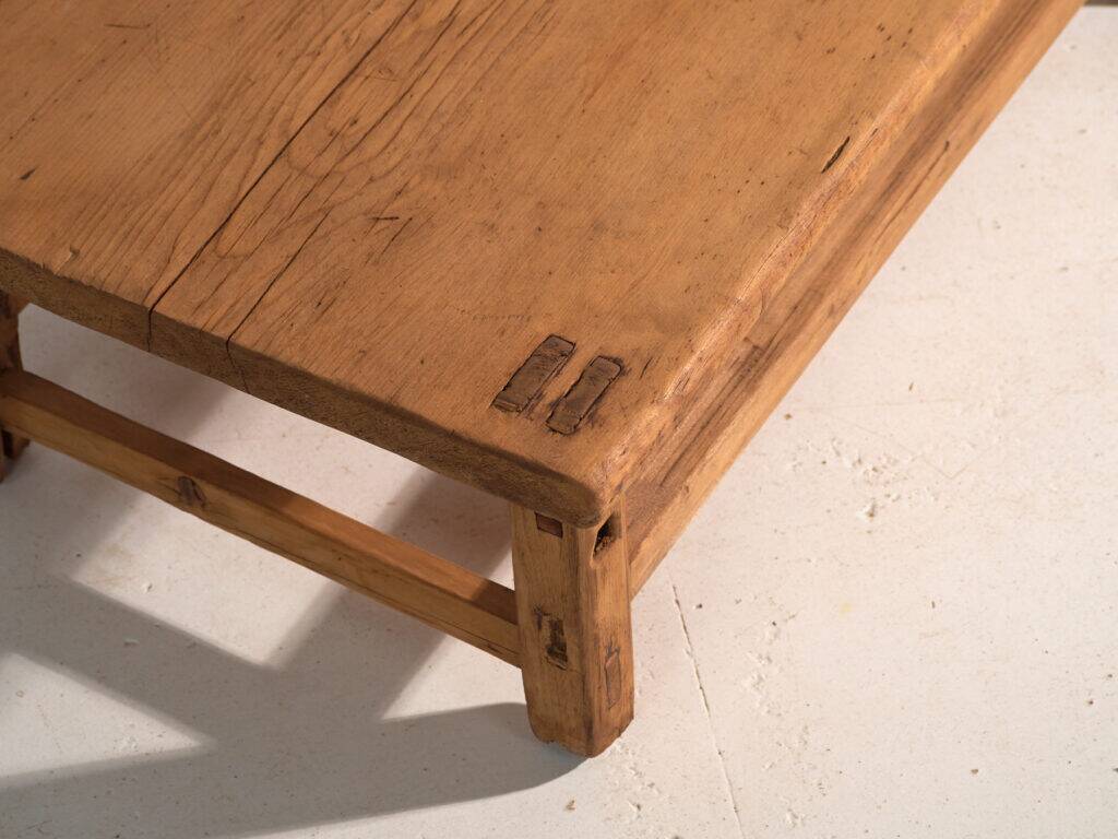 Table basse ancienne en bois de pin – Chine, vers 1890